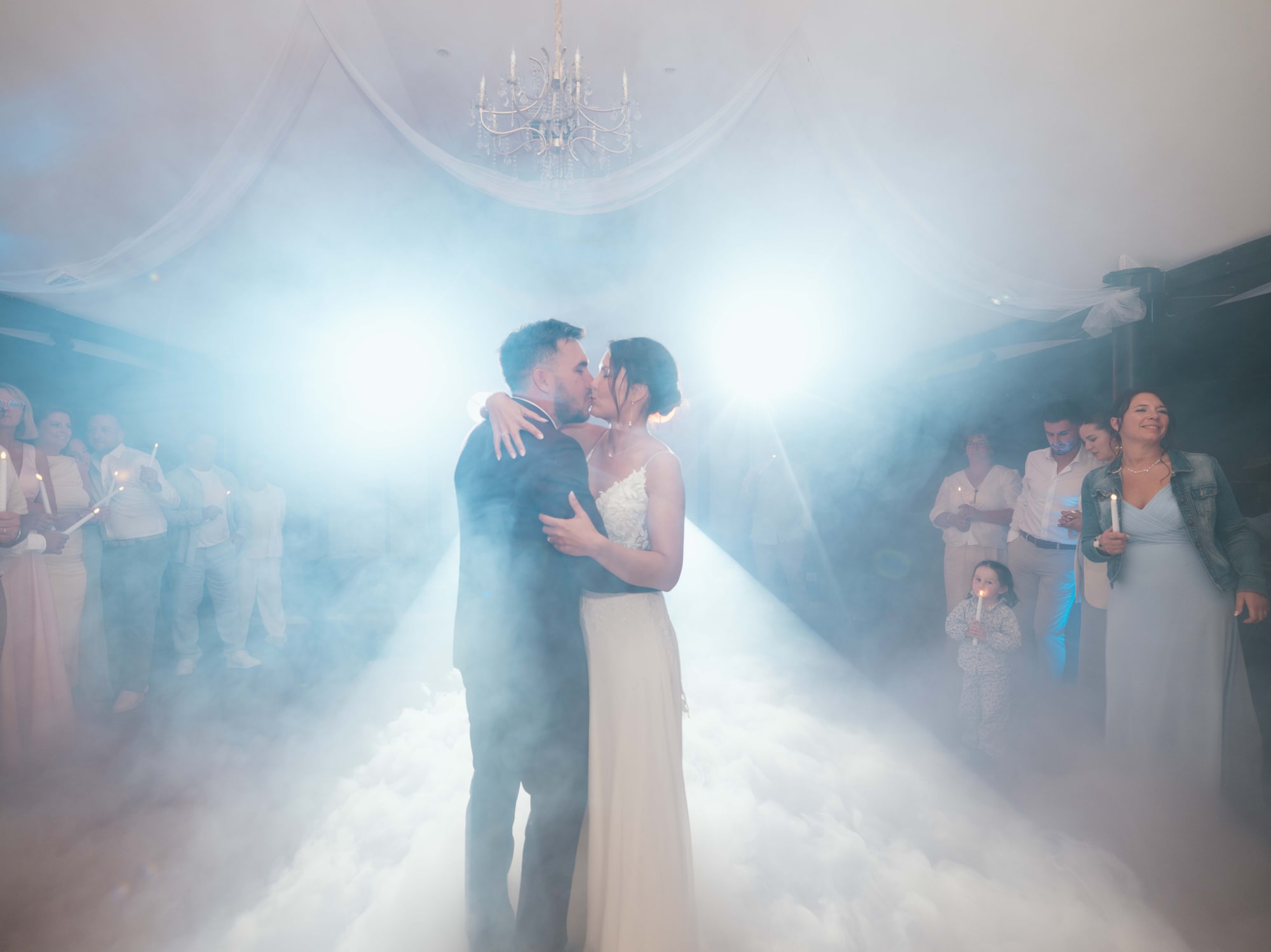 Le premier bal des mariés dans les nuages sous le lustre de la verrière, mariage au Château de Moliens, par Jean-Baptiste Argyre (Jaysphotography)
