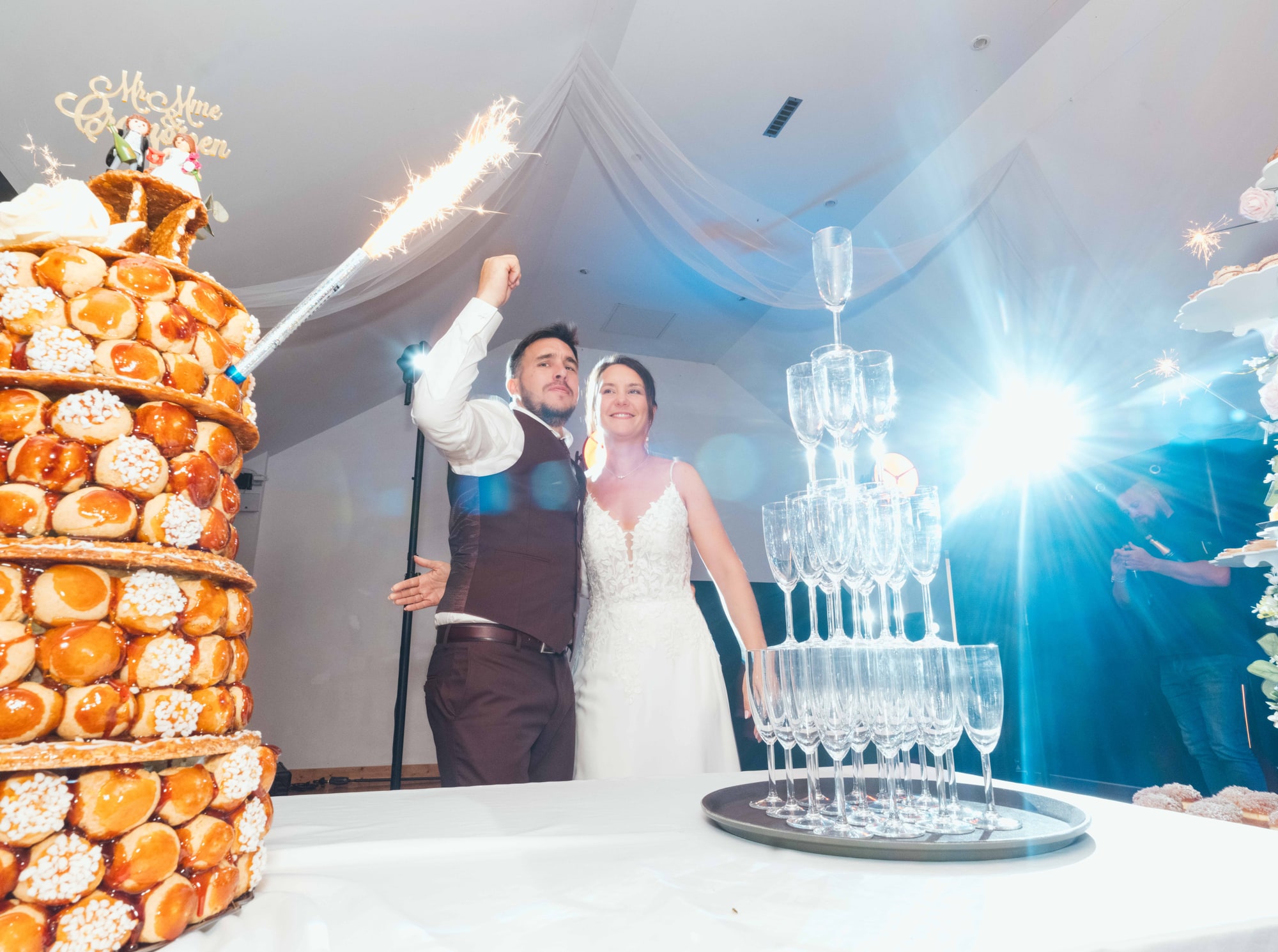 Croquembouche aux étincelles et tour de coupes de champagne des mariés, mariage au Château de Moliens, par Jean-Baptiste Argyre (Jaysphotography)
