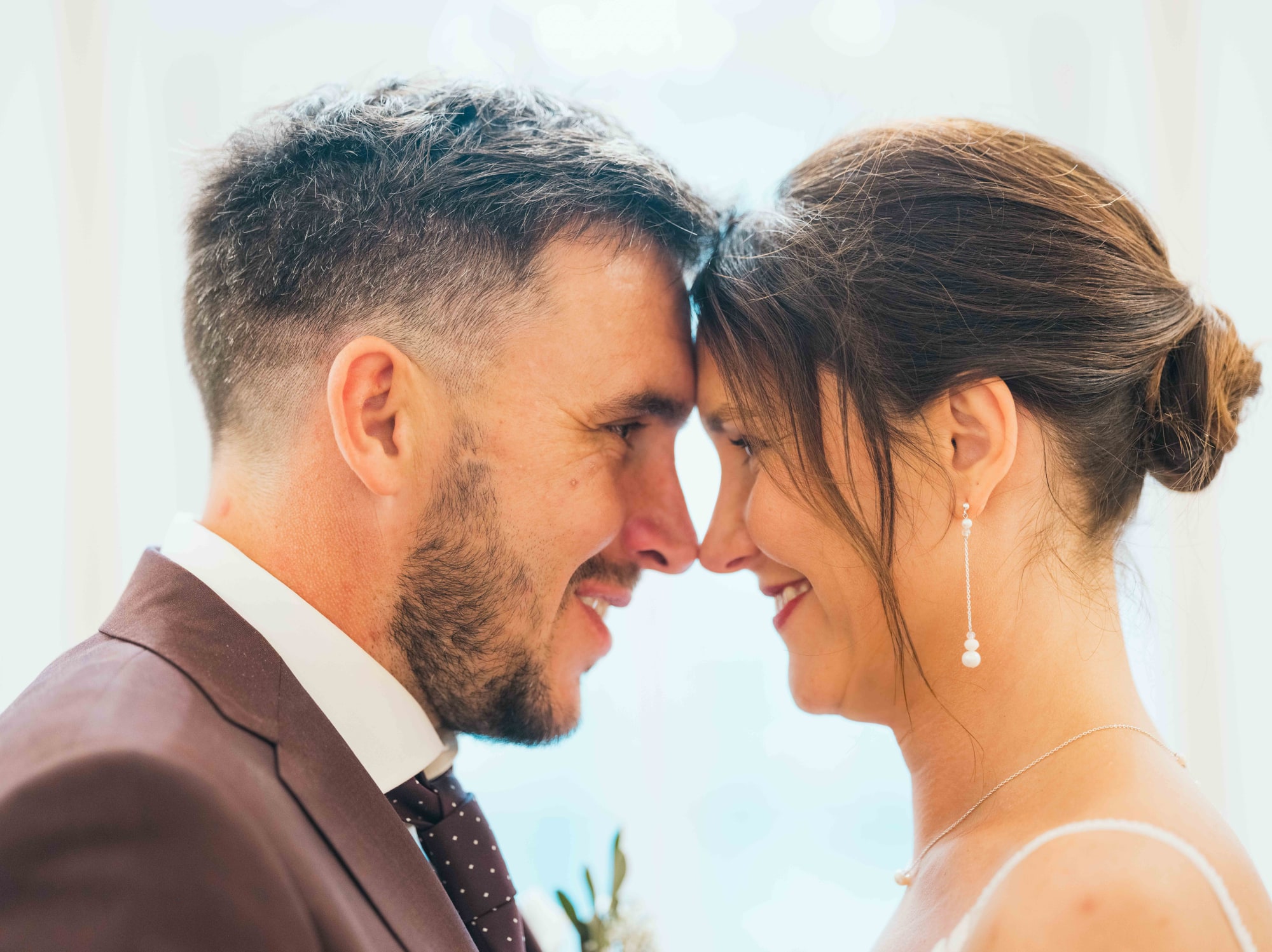 Charline et Jonathan front contre front juste après leur first look au château, mariage au Château de Moliens, par Jean-Baptiste Argyre (Jaysphotography)