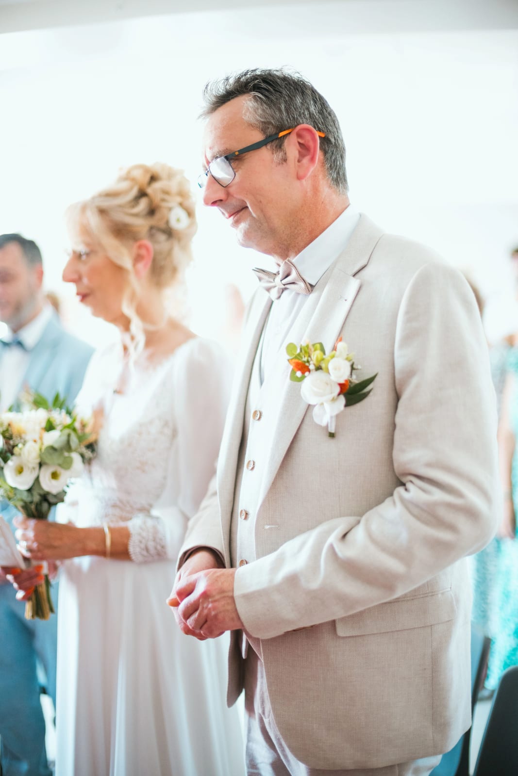 Corinne et Olivier émus pendant la cérémonie à la salle communale de Valescourt, mariage au Valescourt (Oise), par Jean-Baptiste Argyre (Jaysphotography)