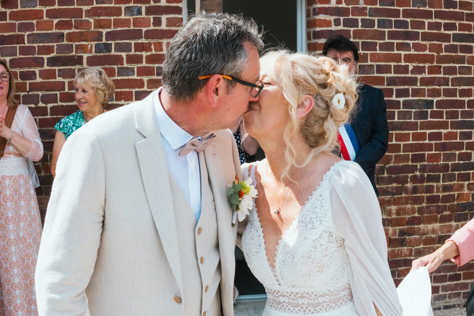 Baiser des mariés à la sortie de la cérémonie civile à Valescourt dans l'Oise, mariage au Valescourt (Oise), par Jean-Baptiste Argyre (Jaysphotography)