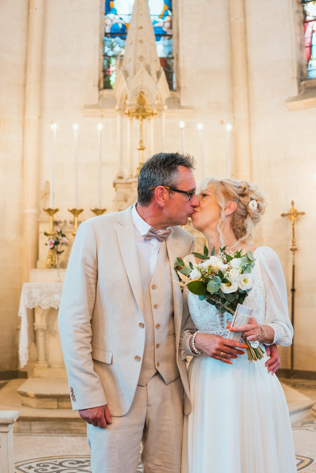 Baiser de Corinne et Olivier devant l'autel de l'église de Saint-Remy-en-l'Eau, mariage au Valescourt (Oise), par Jean-Baptiste Argyre (Jaysphotography)