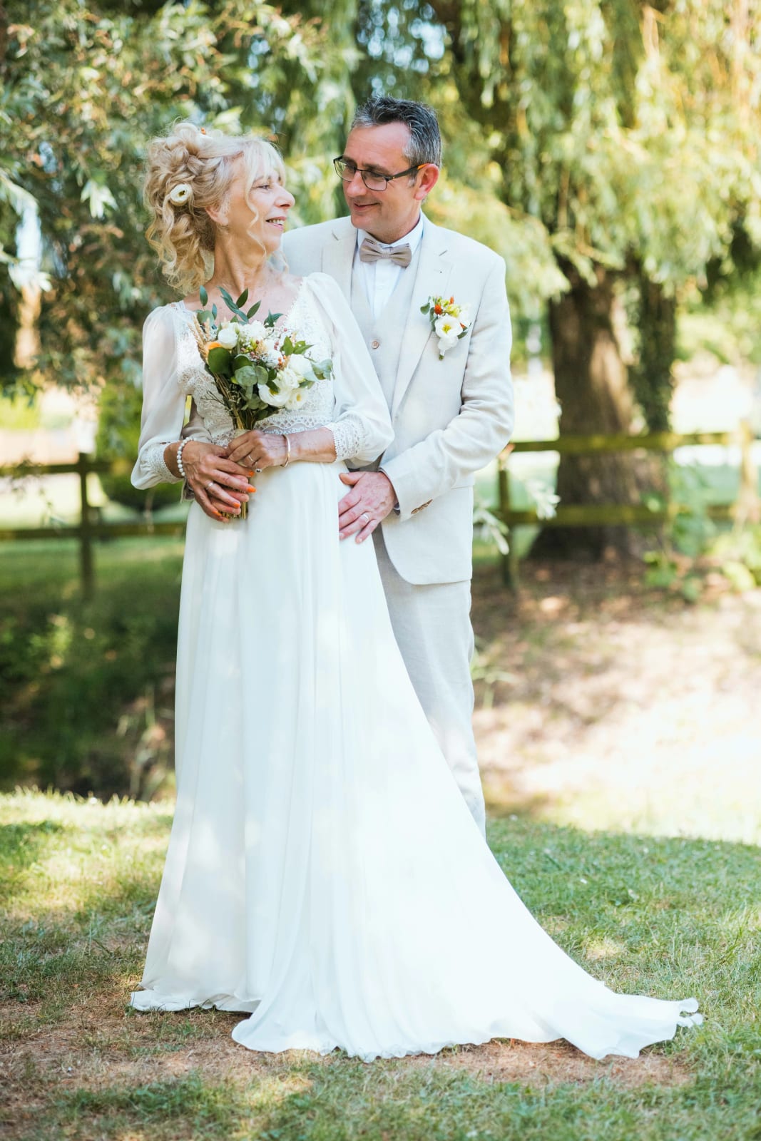 Portrait des mariés enlacés devant les saules de Saint-Remy-en-l'Eau, mariage au Valescourt (Oise), par Jean-Baptiste Argyre (Jaysphotography)