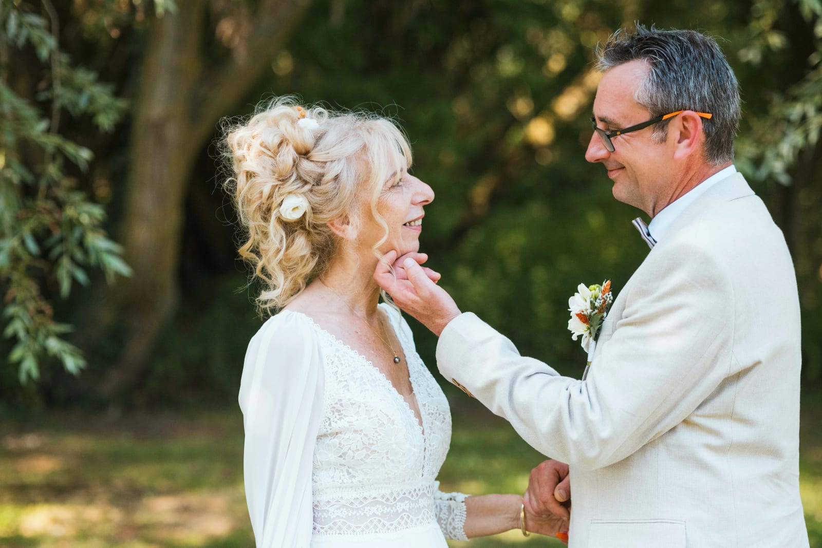 Olivier effleurant le visage de Corinne, lumière dorée de fin de journée, mariage au Valescourt (Oise), par Jean-Baptiste Argyre (Jaysphotography)