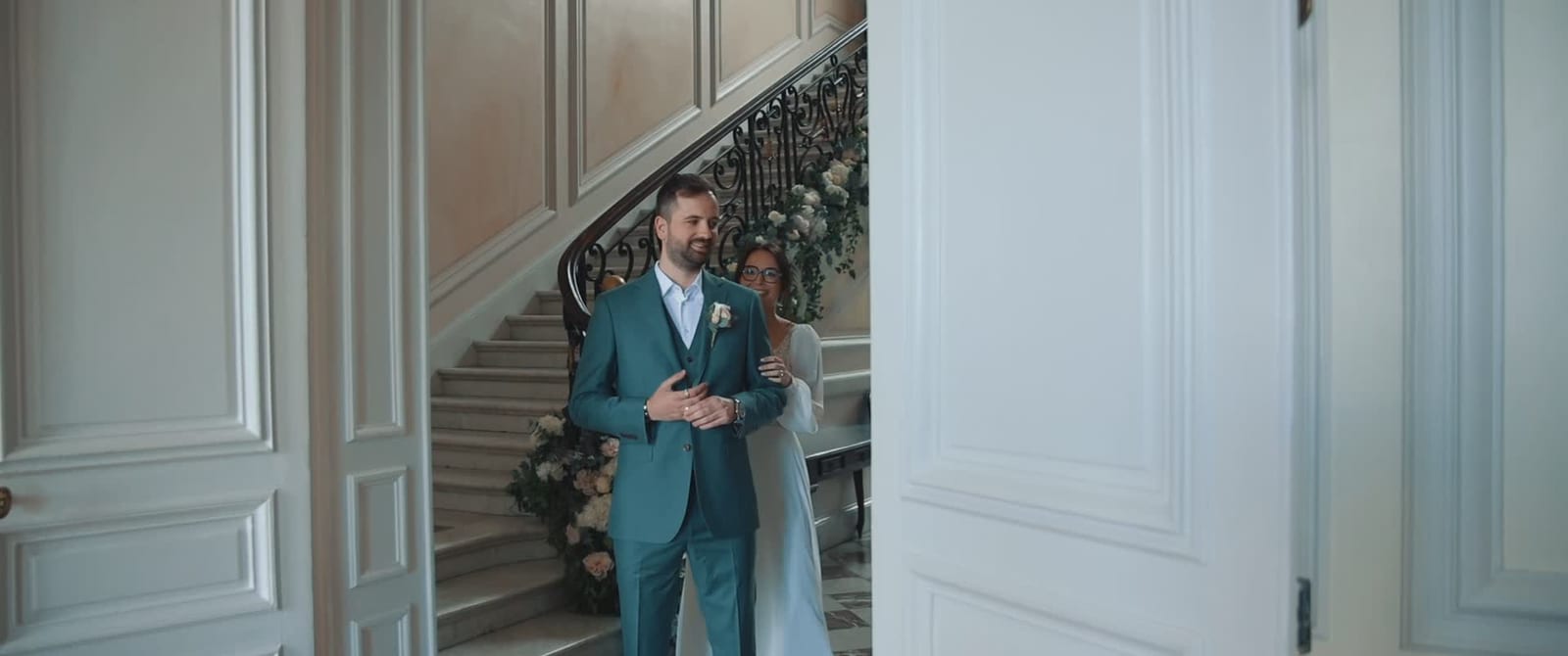Delphine descend l'escalier du Château de Santeny, son bouquet de pivoines à la main, mariage au Château de Santeny, par Jean-Baptiste Argyre (Jaysphotography)