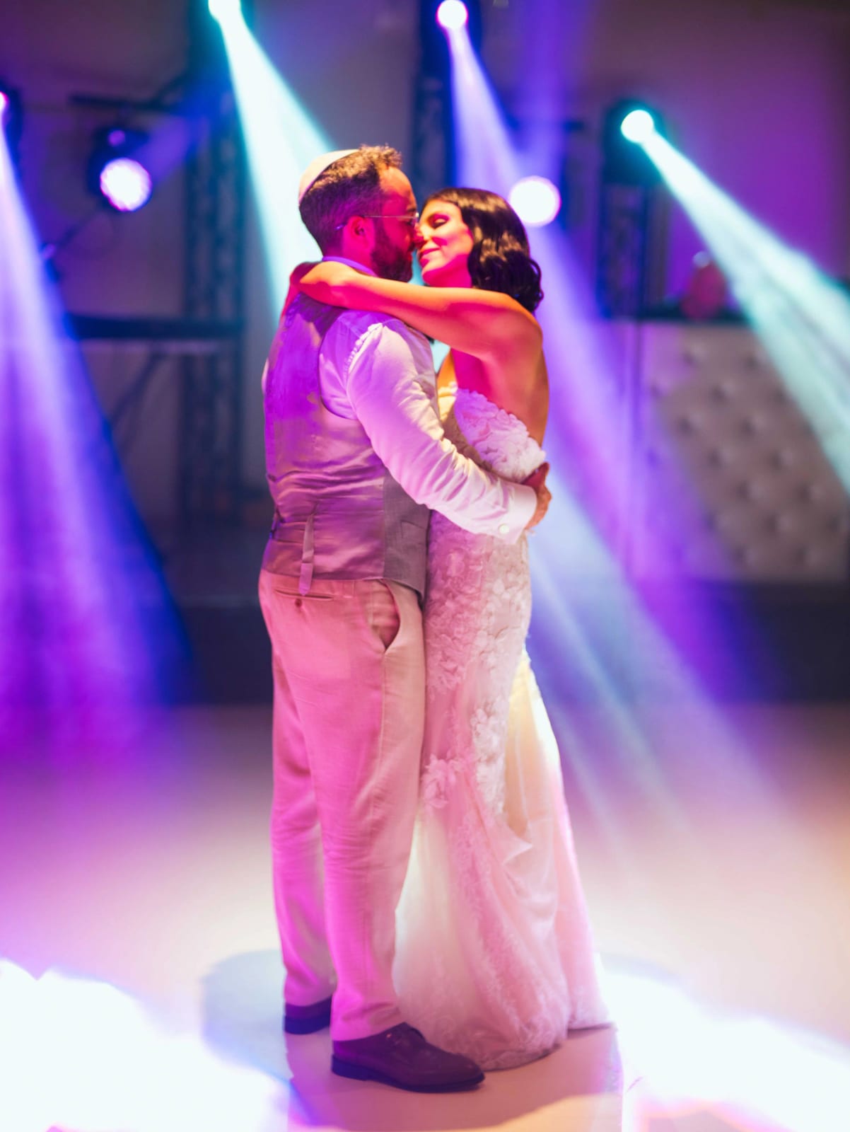 Première danse des mariés sous les faisceaux violets et la fumée, marié en gilet et kippa, mariage au Pavillon des Bains, Deauville, par Jean-Baptiste Argyre (Jaysphotography)