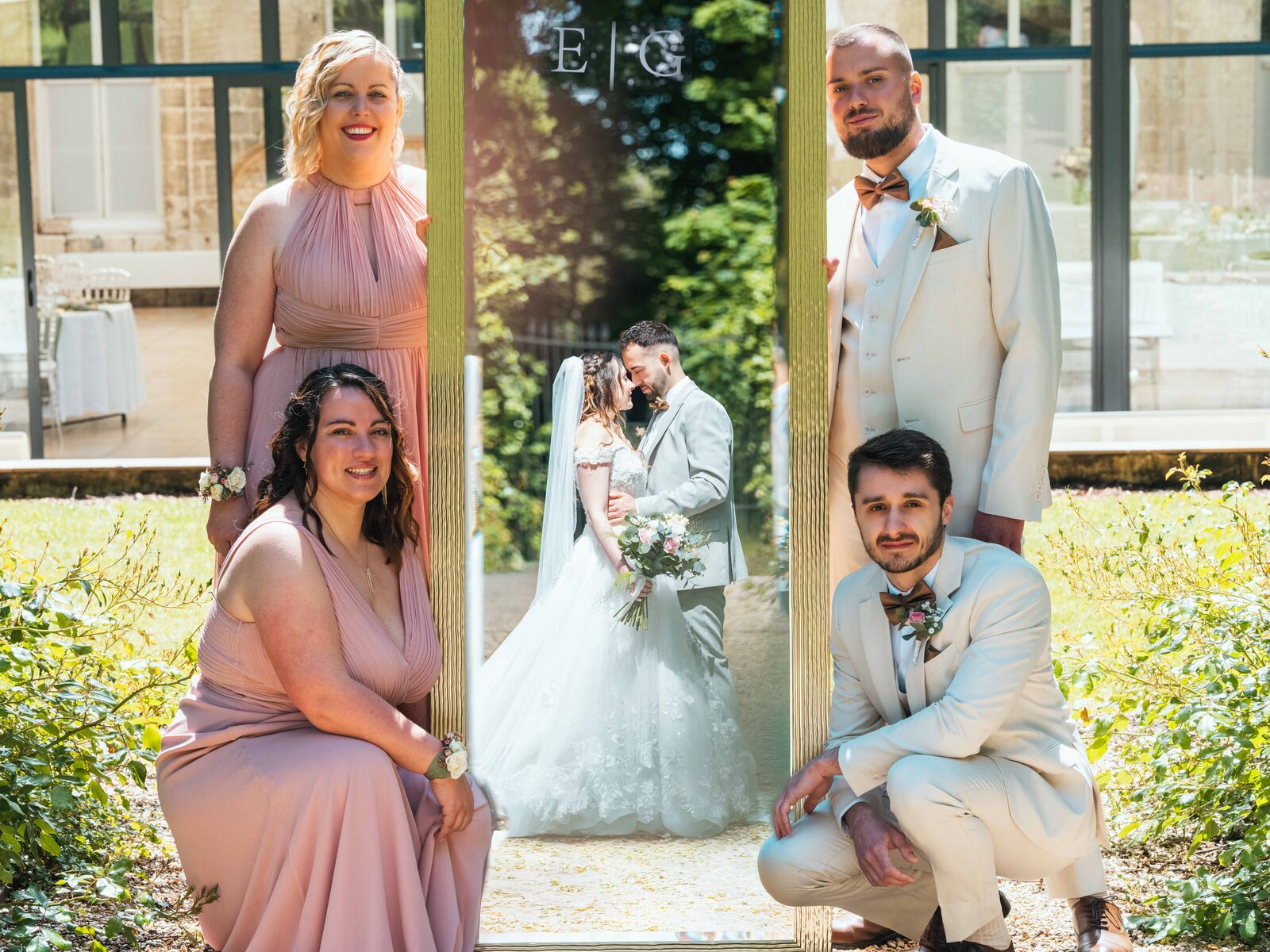 Les témoins autour d'un grand miroir reflétant le baiser des mariés, monogramme E&G — mariage au Château de Naours, par Jean-Baptiste Argyre (Jaysphotography)