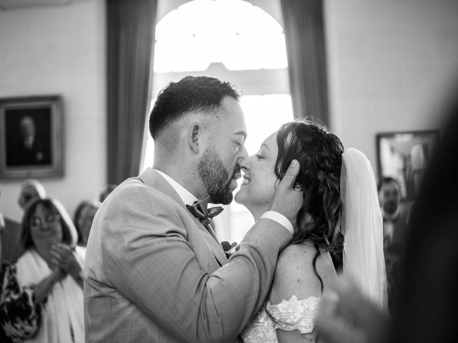 Premier baiser des mariés à la cérémonie civile de la mairie de Bresles, noir et blanc — mariage au Château de Naours, par Jean-Baptiste Argyre (Jaysphotography)