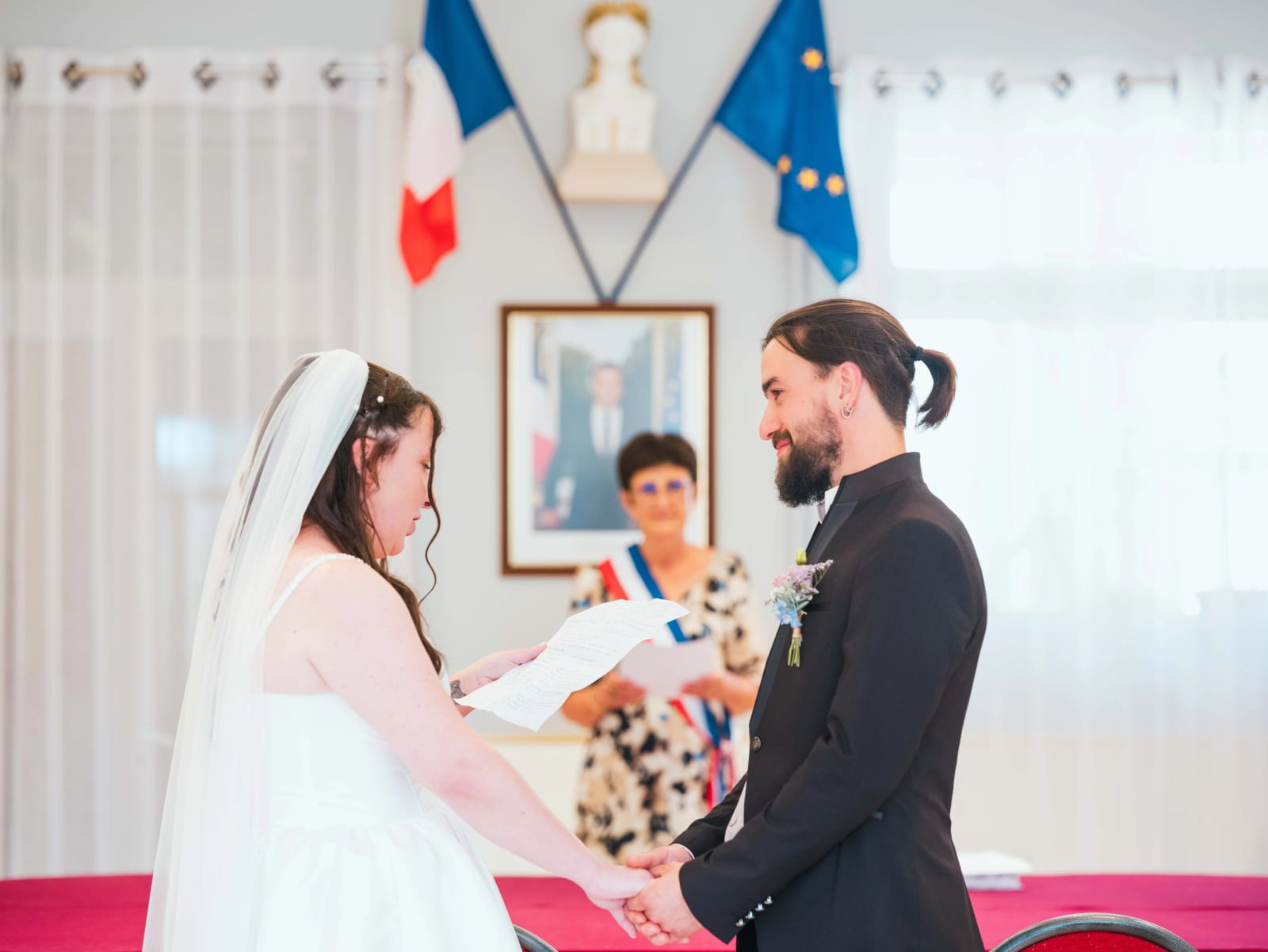 Échange des consentements devant les drapeaux de la mairie du Mesnil-en-Thelle, mariage au Domaine de l'Orangerie de Villette, par Jean-Baptiste Argyre (Jaysphotography)