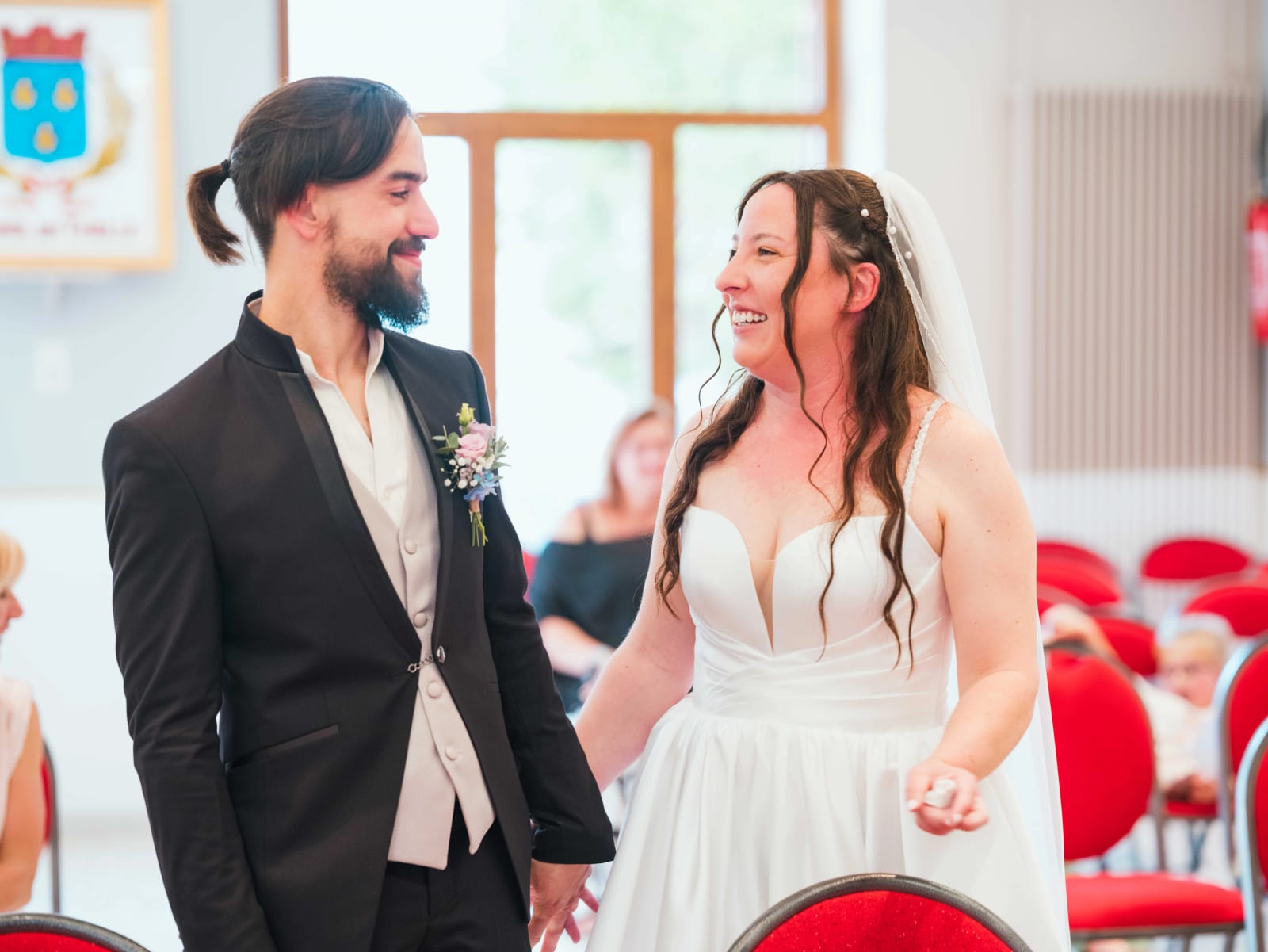 Jessie et Aurélien main dans la main dans la salle de la mairie, mariage au Domaine de l'Orangerie de Villette, par Jean-Baptiste Argyre (Jaysphotography)