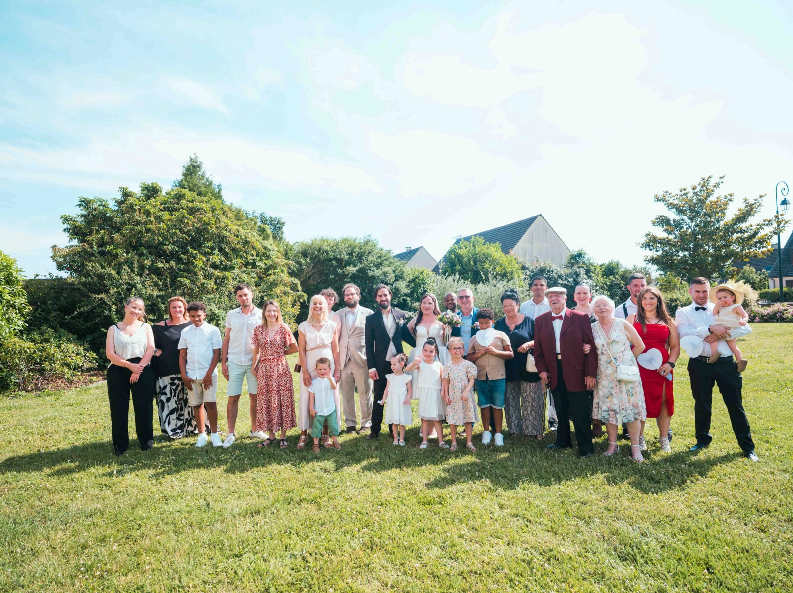 Photo de groupe des invités dans le jardin après la cérémonie civile, mariage au Domaine de l'Orangerie de Villette, par Jean-Baptiste Argyre (Jaysphotography)