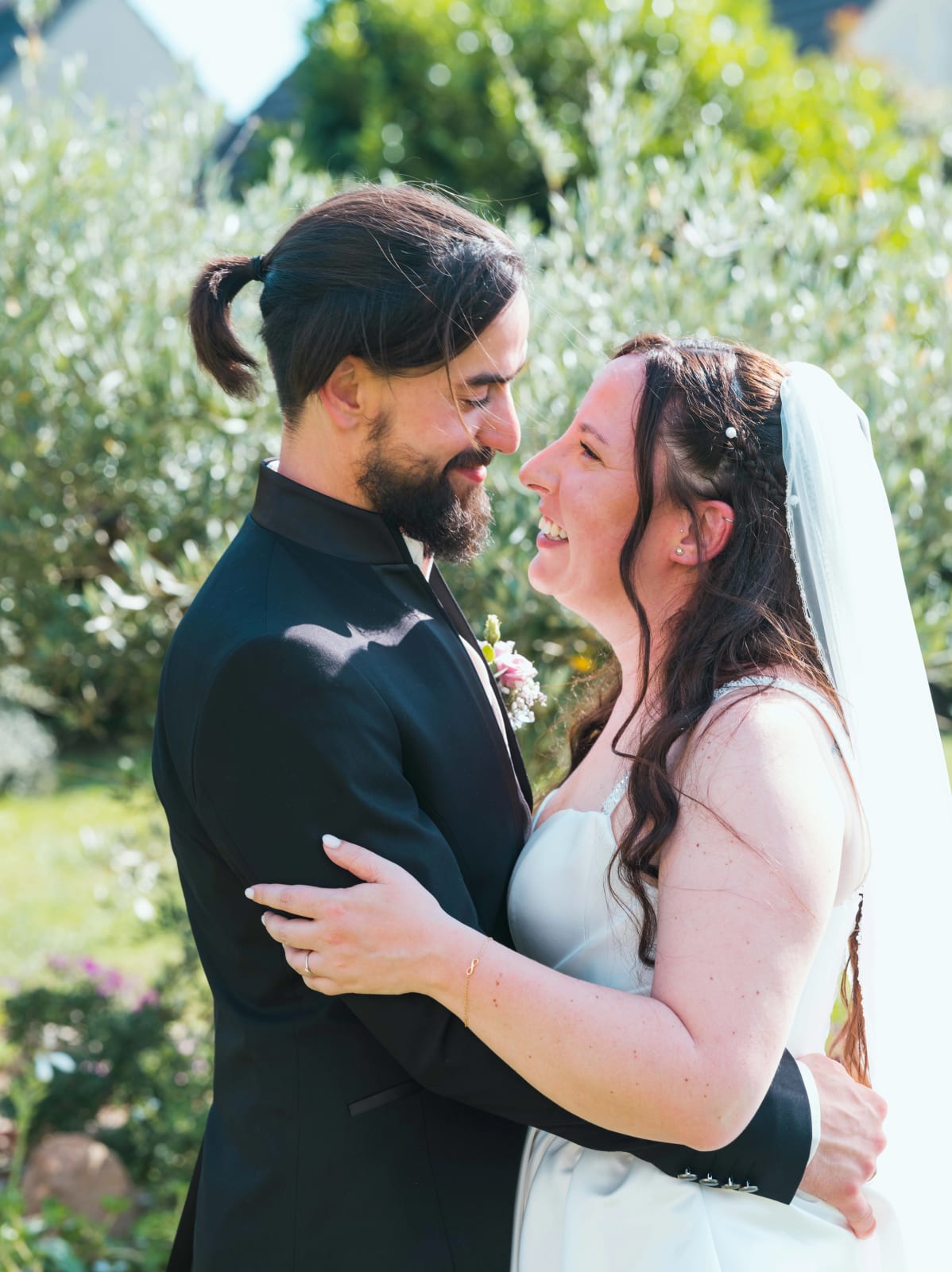 Jessie et Aurélien enlacés dans le jardin, premier moment de couple, mariage au Domaine de l'Orangerie de Villette, par Jean-Baptiste Argyre (Jaysphotography)
