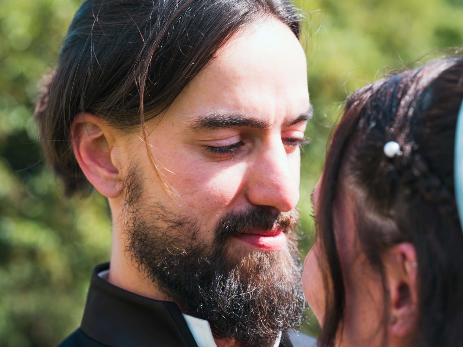 Aurélien front contre front avec Jessie, portrait serré, mariage au Domaine de l'Orangerie de Villette, par Jean-Baptiste Argyre (Jaysphotography)