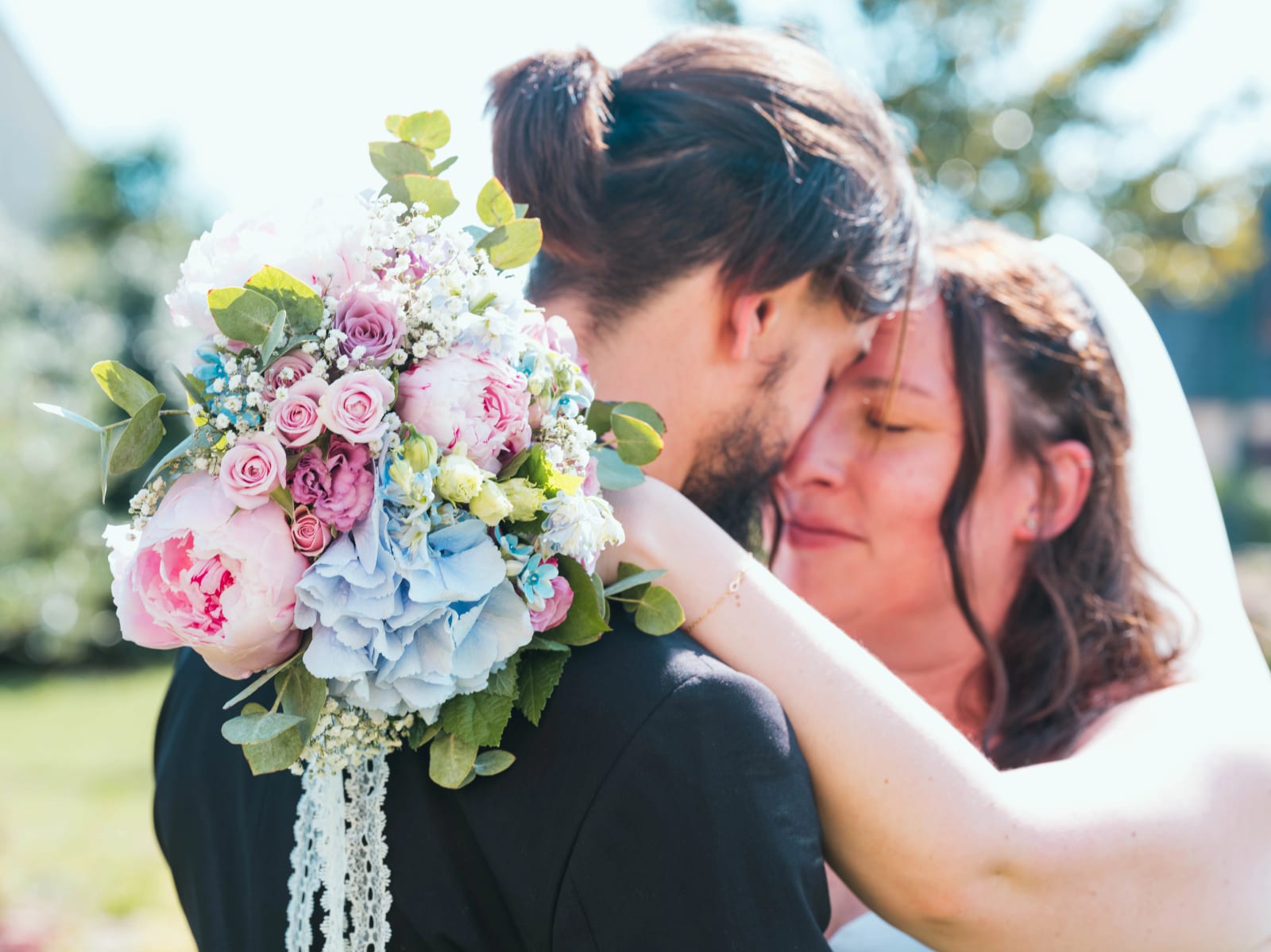Fous rires de Jessie et Aurélien, bouquet de pivoines roses et hortensias bleus, mariage au Domaine de l'Orangerie de Villette, par Jean-Baptiste Argyre (Jaysphotography)