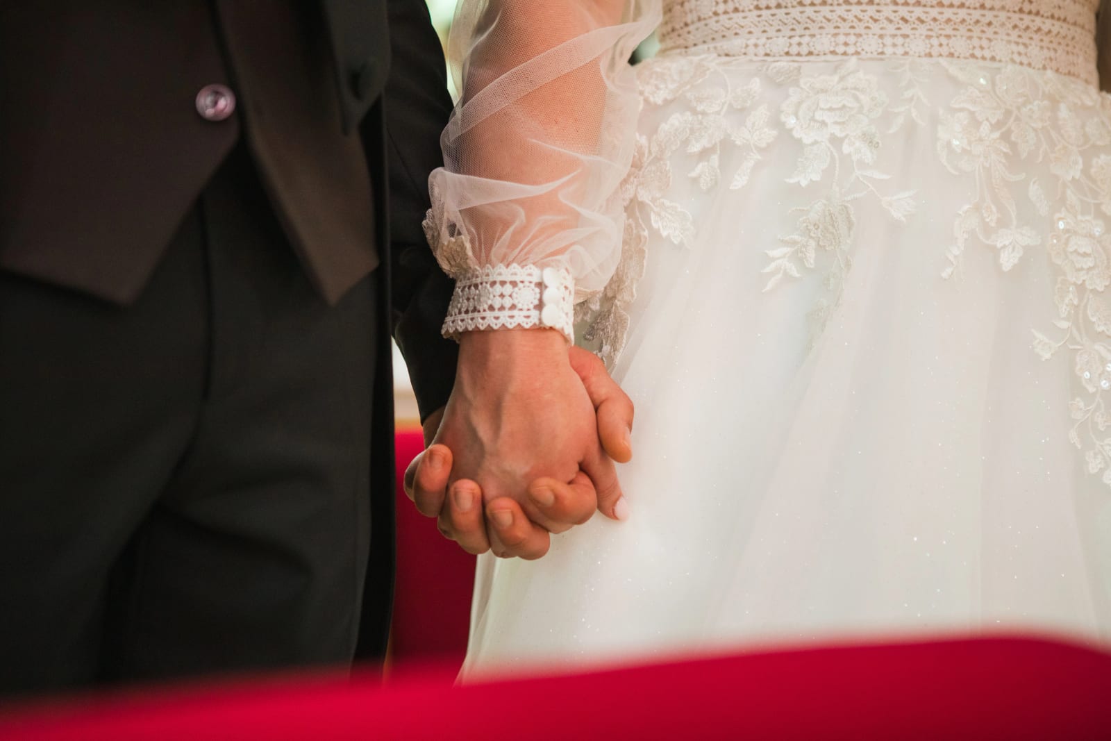 Les mains des mariés, dentelle de la seconde robe de Jessie, jour 2, mariage au Domaine de l'Orangerie de Villette, par Jean-Baptiste Argyre (Jaysphotography)