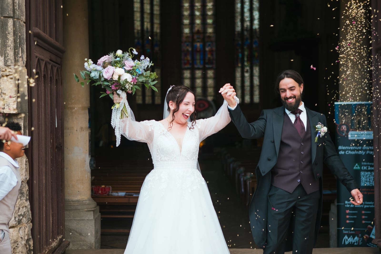 Canon de confettis dorés dans la nef, les mariés bras levés, mariage au Domaine de l'Orangerie de Villette, par Jean-Baptiste Argyre (Jaysphotography)