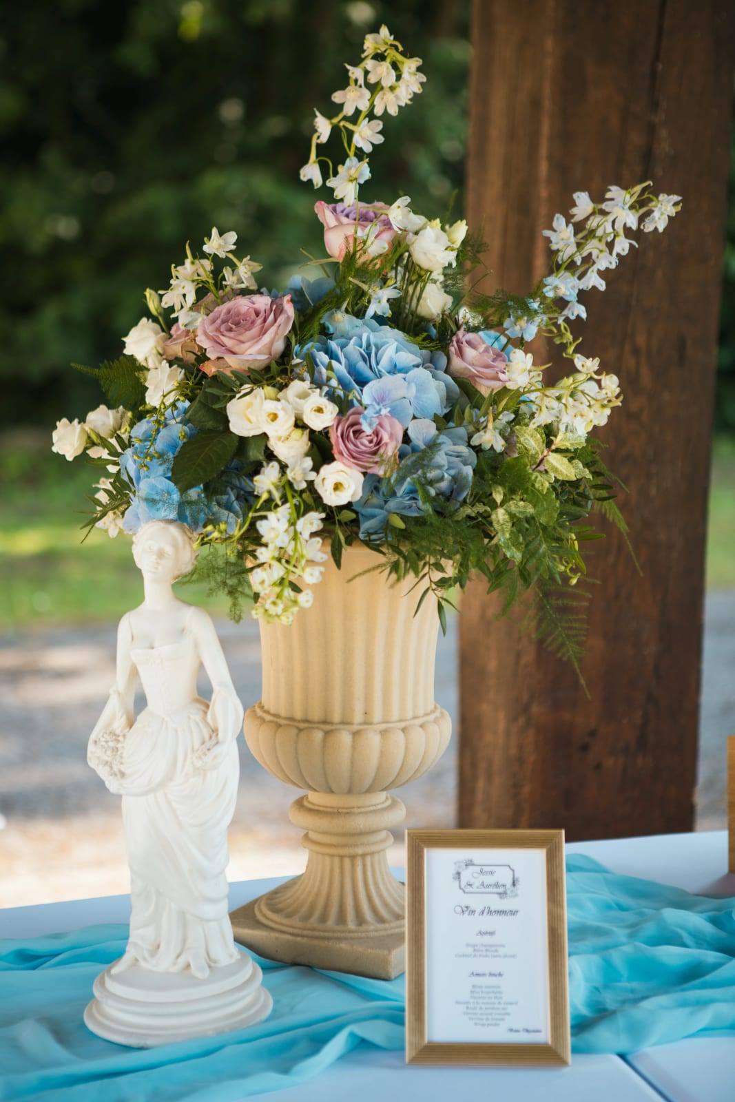 Composition florale pastel et statue du vin d'honneur à l'Orangerie de Villette, mariage au Domaine de l'Orangerie de Villette, par Jean-Baptiste Argyre (Jaysphotography)