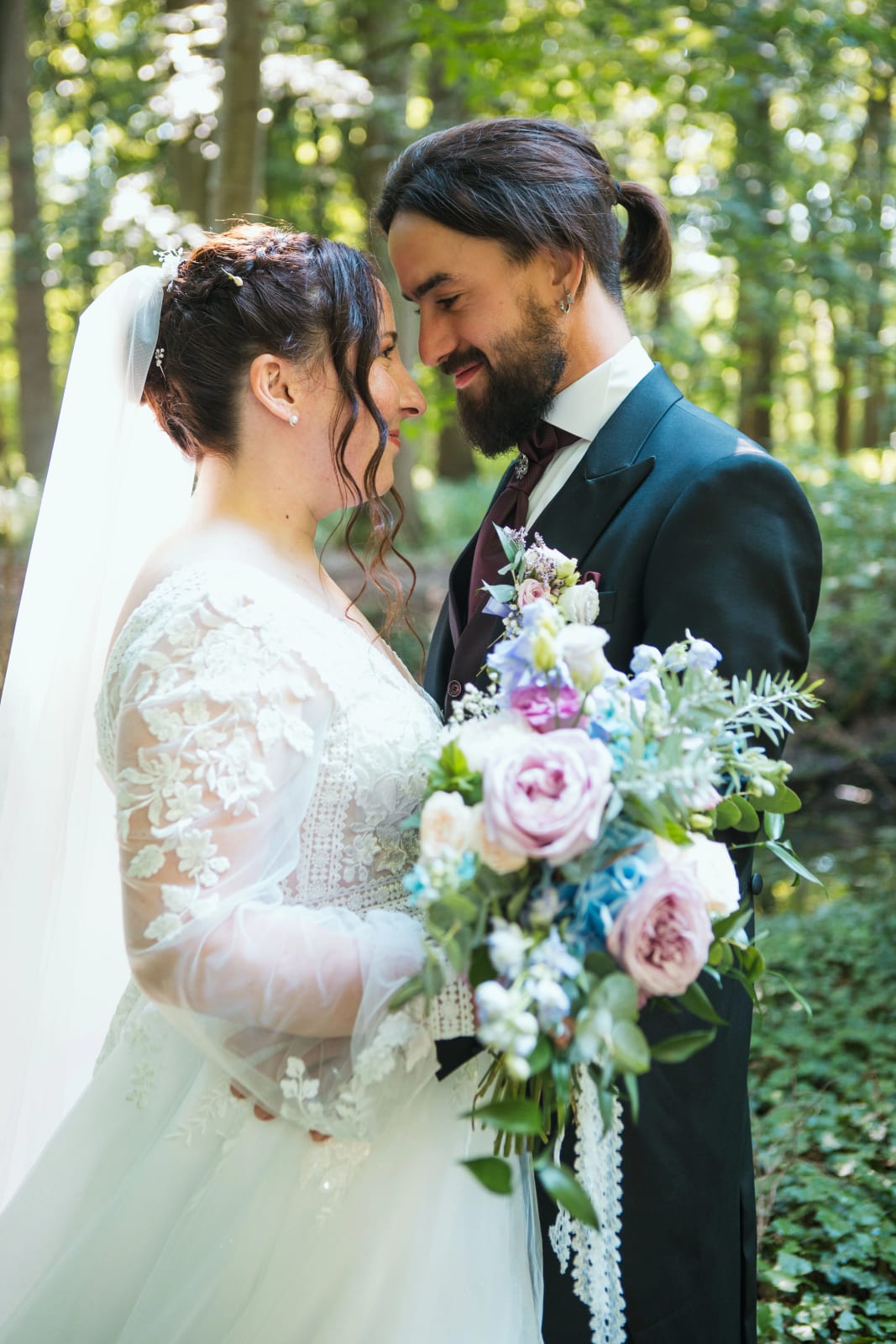 Front contre front de Jessie et Aurélien dans les sous-bois du domaine, mariage au Domaine de l'Orangerie de Villette, par Jean-Baptiste Argyre (Jaysphotography)