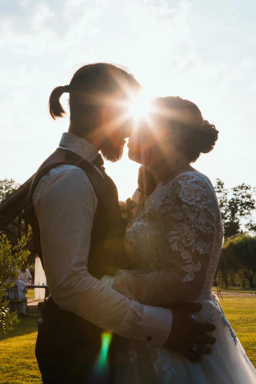 Le soleil en étoile entre Jessie et Aurélien, contre-jour doré, mariage au Domaine de l'Orangerie de Villette, par Jean-Baptiste Argyre (Jaysphotography)