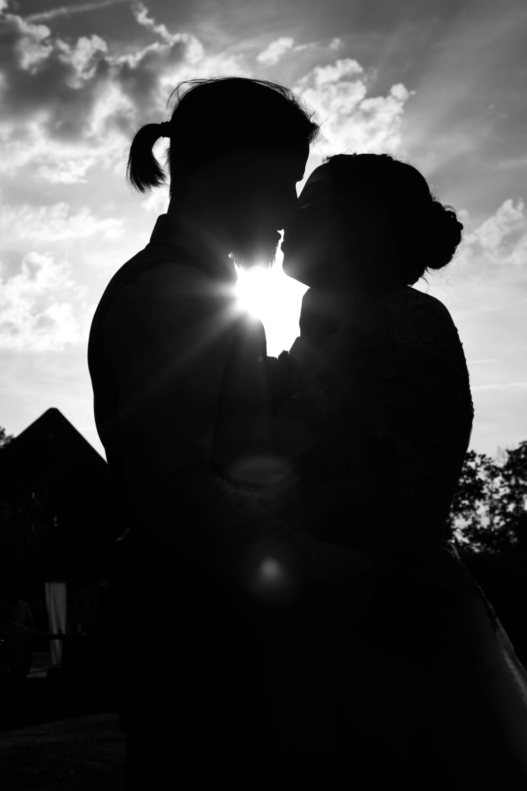 Silhouette des mariés en noir et blanc, soleil en étoile, mariage au Domaine de l'Orangerie de Villette, par Jean-Baptiste Argyre (Jaysphotography)