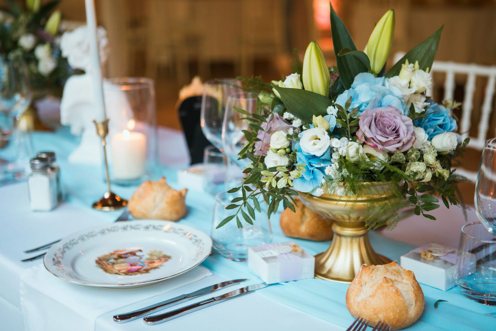 Centre de table pastel et or avec brioche du dîner de mariage, mariage au Domaine de l'Orangerie de Villette, par Jean-Baptiste Argyre (Jaysphotography)