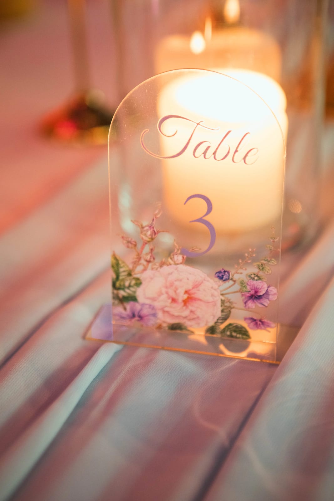 Marque-table à la bougie de la décoration bleu ciel, mariage au Domaine de l'Orangerie de Villette, par Jean-Baptiste Argyre (Jaysphotography)