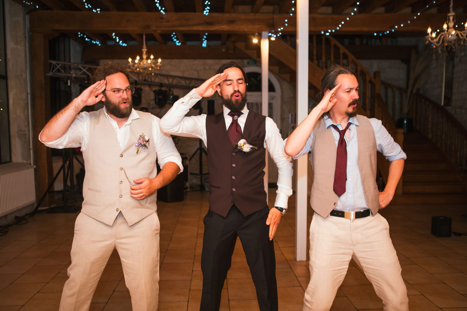 L'entrée des témoins au salut militaire dans la salle de réception, mariage au Domaine de l'Orangerie de Villette, par Jean-Baptiste Argyre (Jaysphotography)