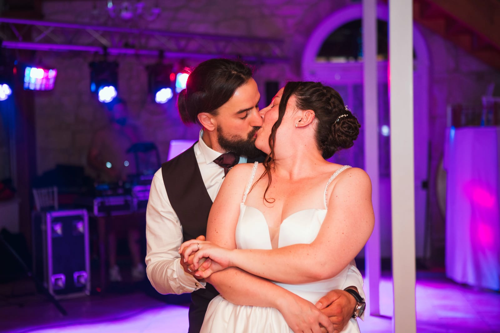 Ouverture de bal de Jessie et Aurélien sous les lumières violettes, mariage au Domaine de l'Orangerie de Villette, par Jean-Baptiste Argyre (Jaysphotography)