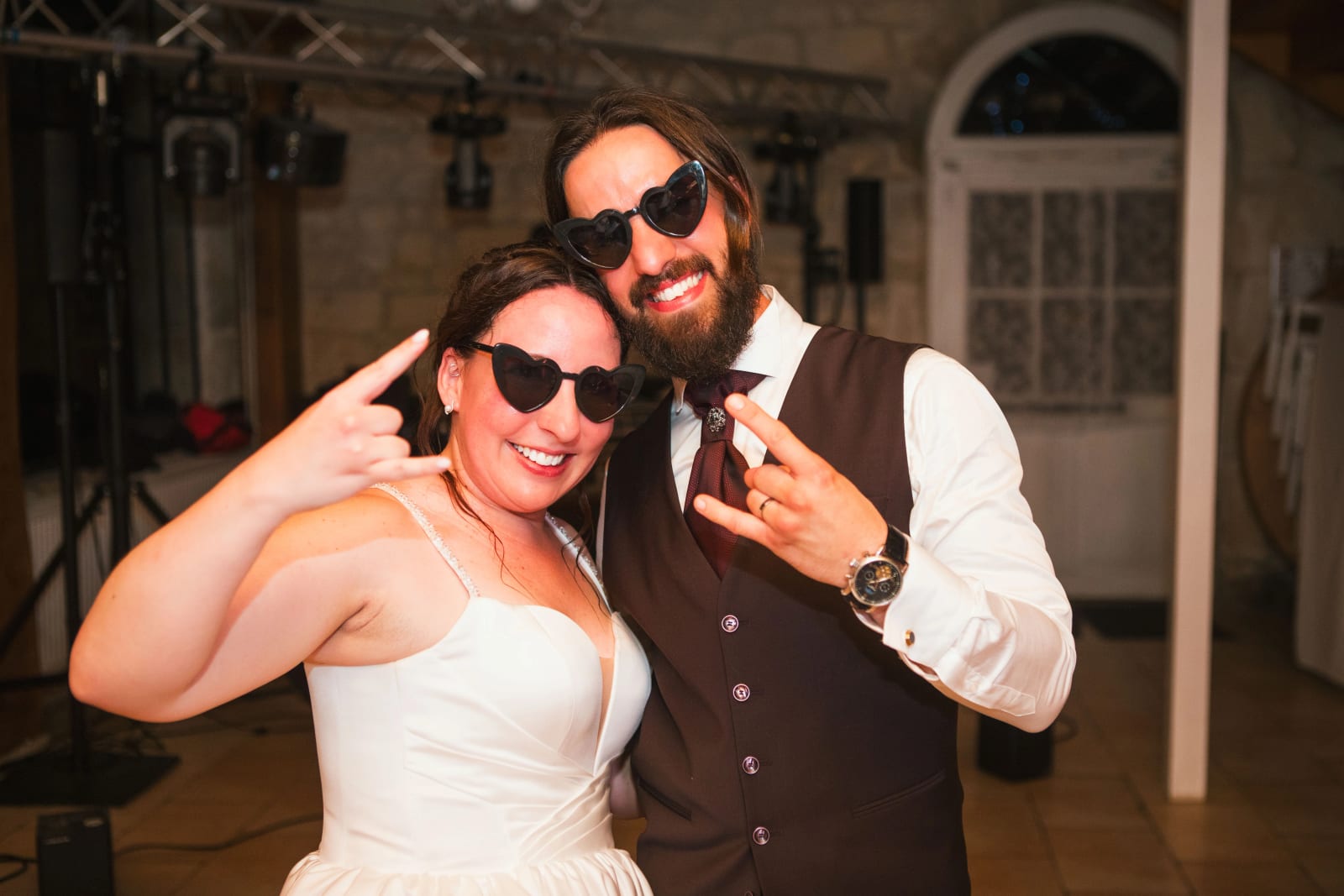 Jessie et Aurélien en lunettes de soleil, l'esprit de la fin de soirée, mariage au Domaine de l'Orangerie de Villette, par Jean-Baptiste Argyre (Jaysphotography)