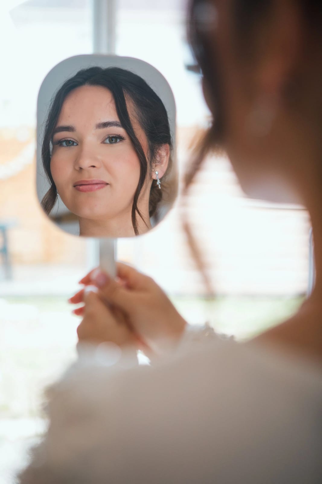 Le reflet de la mariée coiffée et maquillée dans un miroir à main, mariage à la Salle Georges Brassens, Villers-Saint-Paul, par Jean-Baptiste Argyre (Jaysphotography)