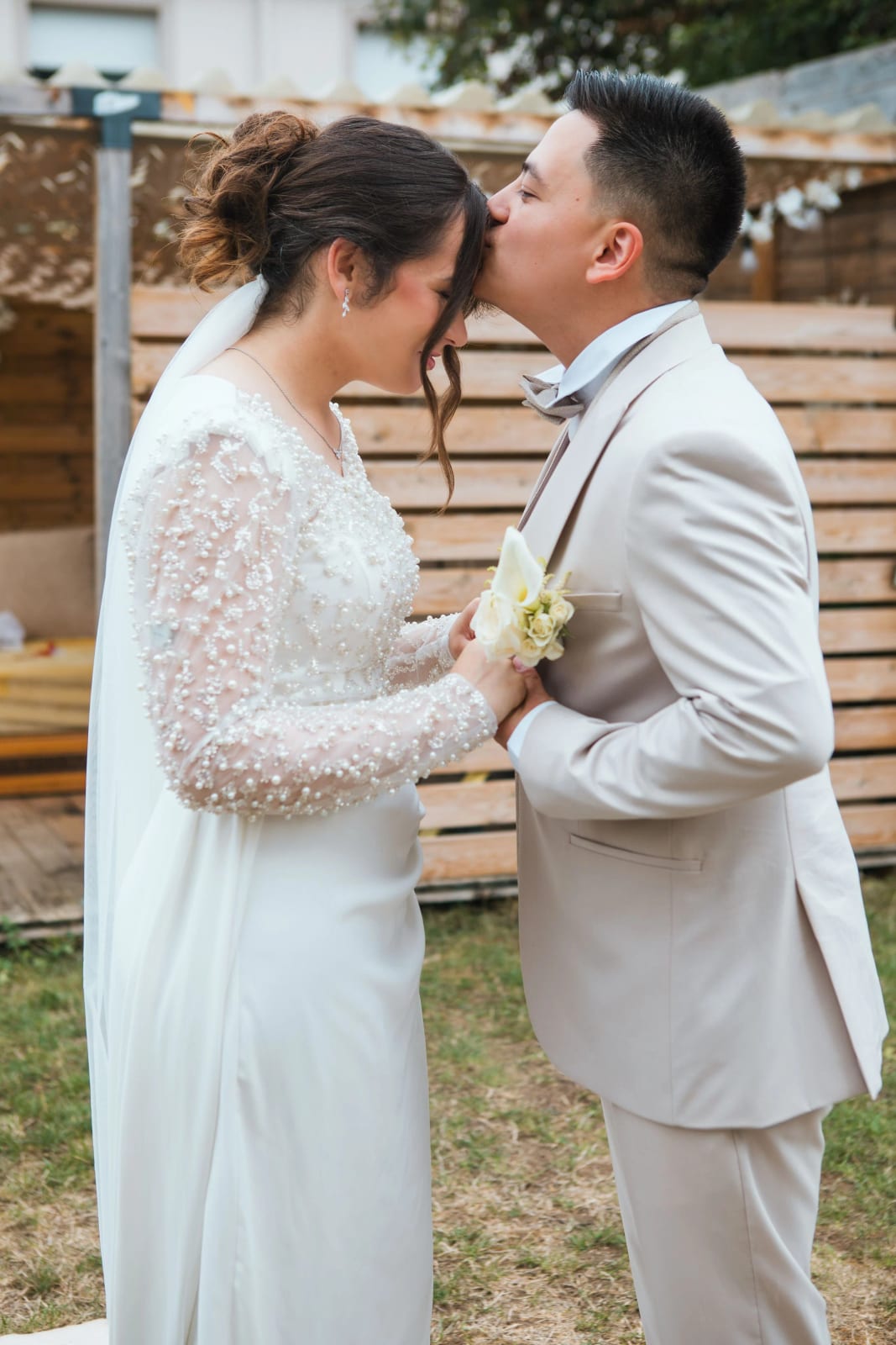 First look au jardin : le marié embrasse la mariée sur le front, mariage à la Salle Georges Brassens, Villers-Saint-Paul, par Jean-Baptiste Argyre (Jaysphotography)