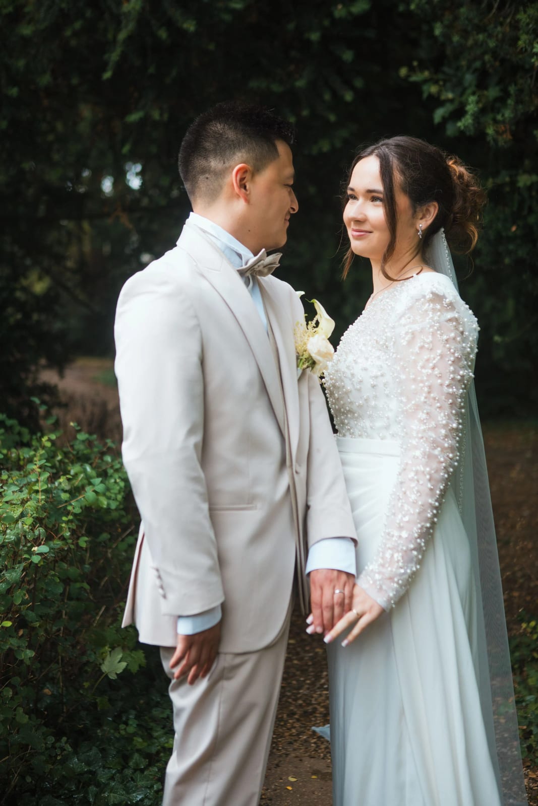 Les mariés main dans la main sous les grands arbres du parc du Château de Compiègne, mariage à la Salle Georges Brassens, Villers-Saint-Paul, par Jean-Baptiste Argyre (Jaysphotography)