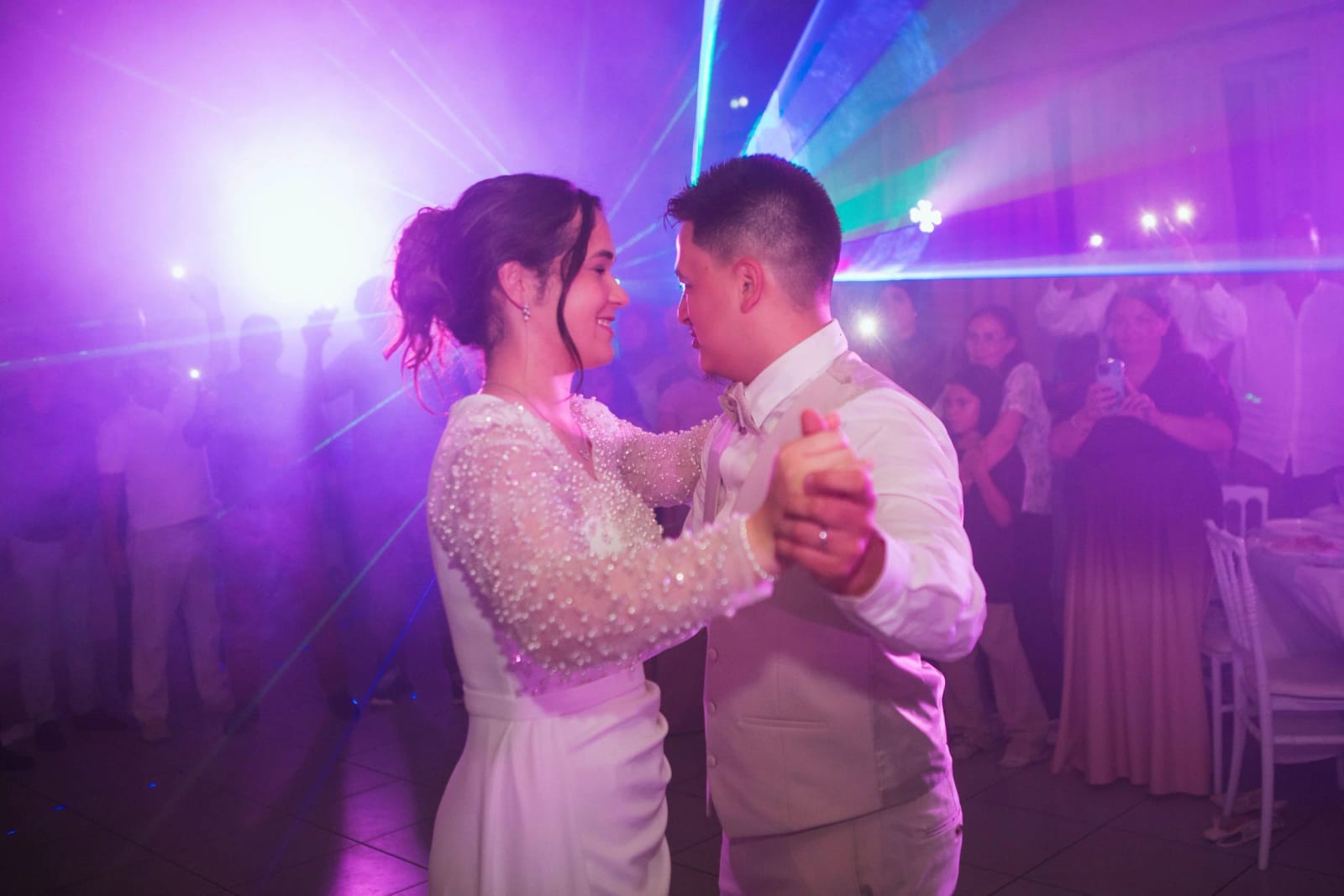 Première danse des mariés sous les lasers et la lumière violette, invités en cercle, mariage à la Salle Georges Brassens, Villers-Saint-Paul, par Jean-Baptiste Argyre (Jaysphotography)
