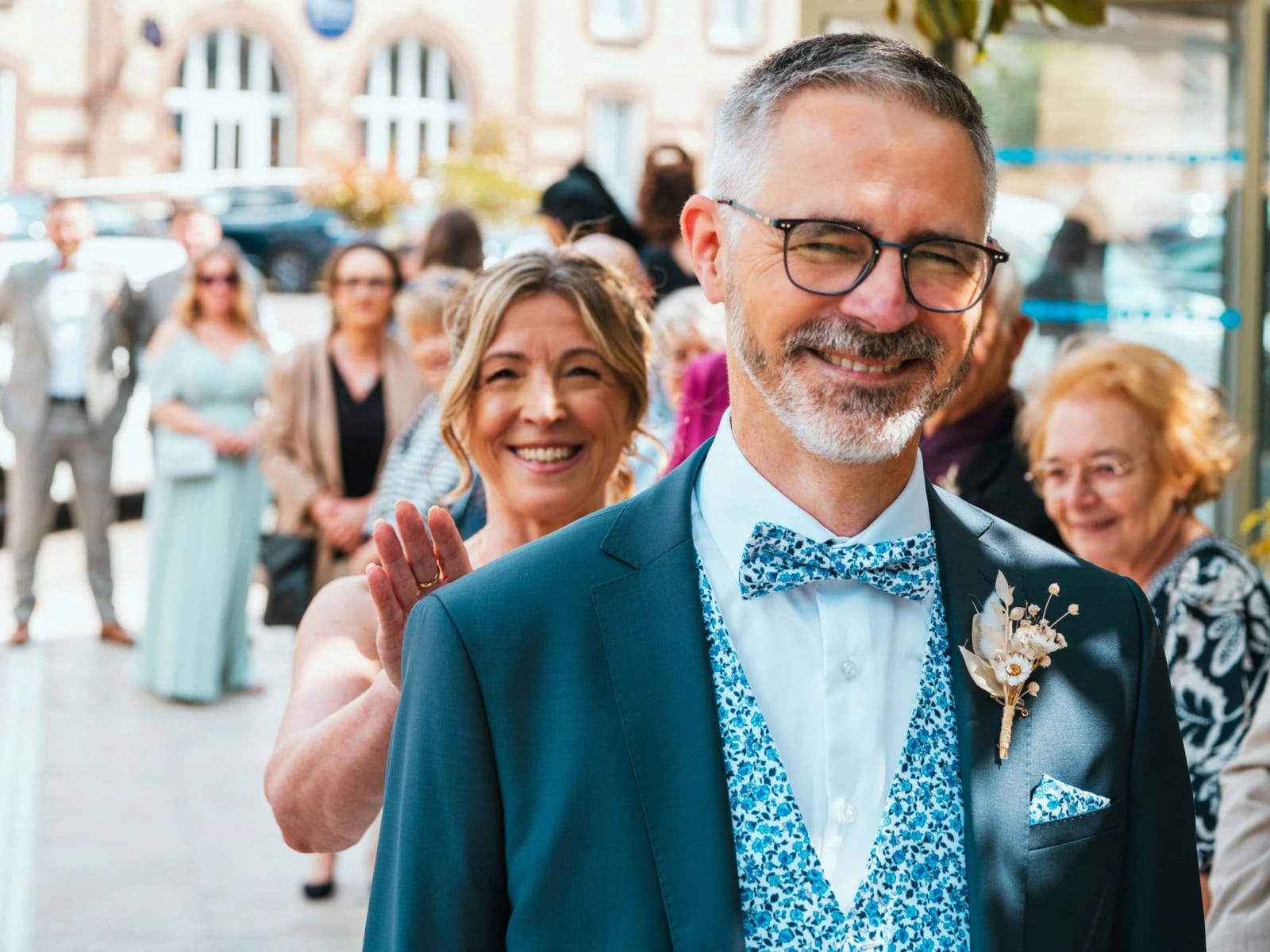 Lydia et Éric échangent un regard joyeux à la sortie de la cérémonie civile, mariage au Domaine la Ferme du Roy, par Jean-Baptiste Argyre (Jaysphotography)