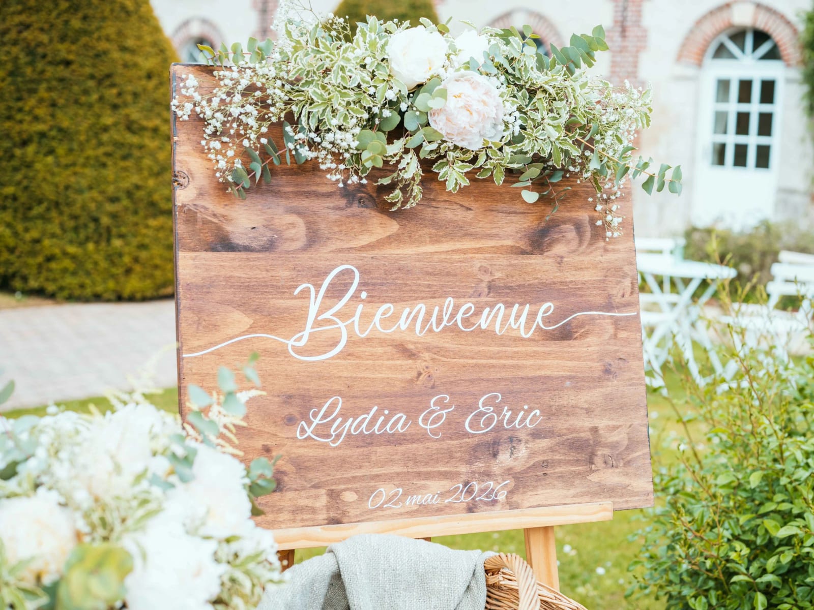 Le panneau de bienvenue Lydia et Éric, 2 mai 2026, fleuri de pivoines et d'eucalyptus, mariage au Domaine la Ferme du Roy, par Jean-Baptiste Argyre (Jaysphotography)