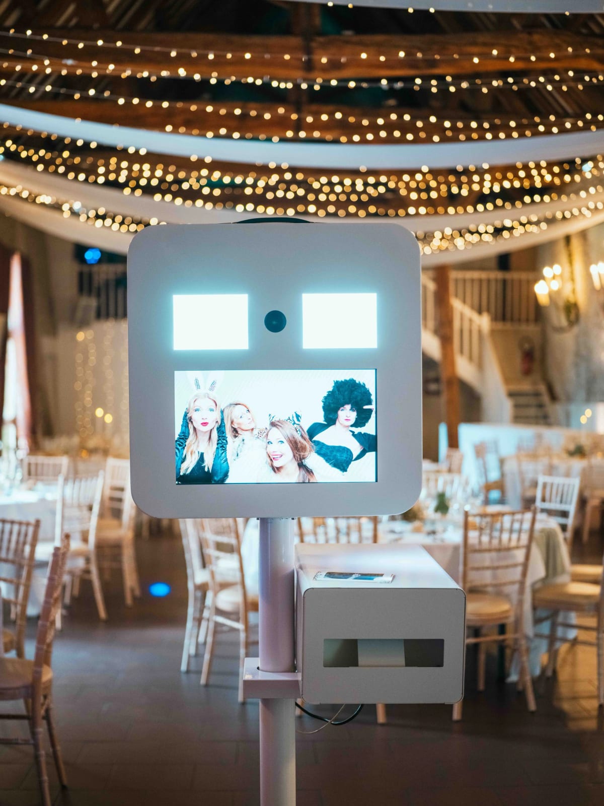 La borne photo Jaysphotography en libre-service dans la grange illuminée de guirlandes, mariage au Domaine la Ferme du Roy, par Jean-Baptiste Argyre (Jaysphotography)