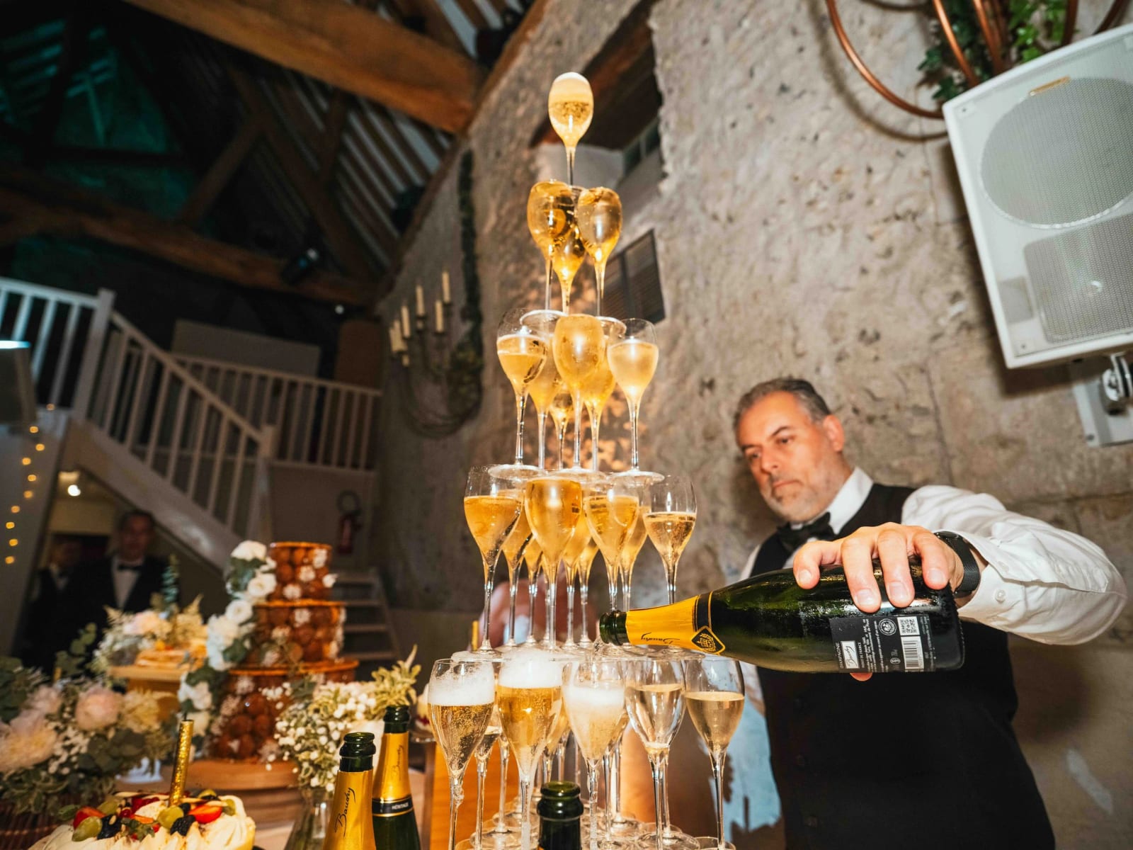 Le service de la fontaine de champagne, les coupes empilées qui débordent, mariage au Domaine la Ferme du Roy, par Jean-Baptiste Argyre (Jaysphotography)