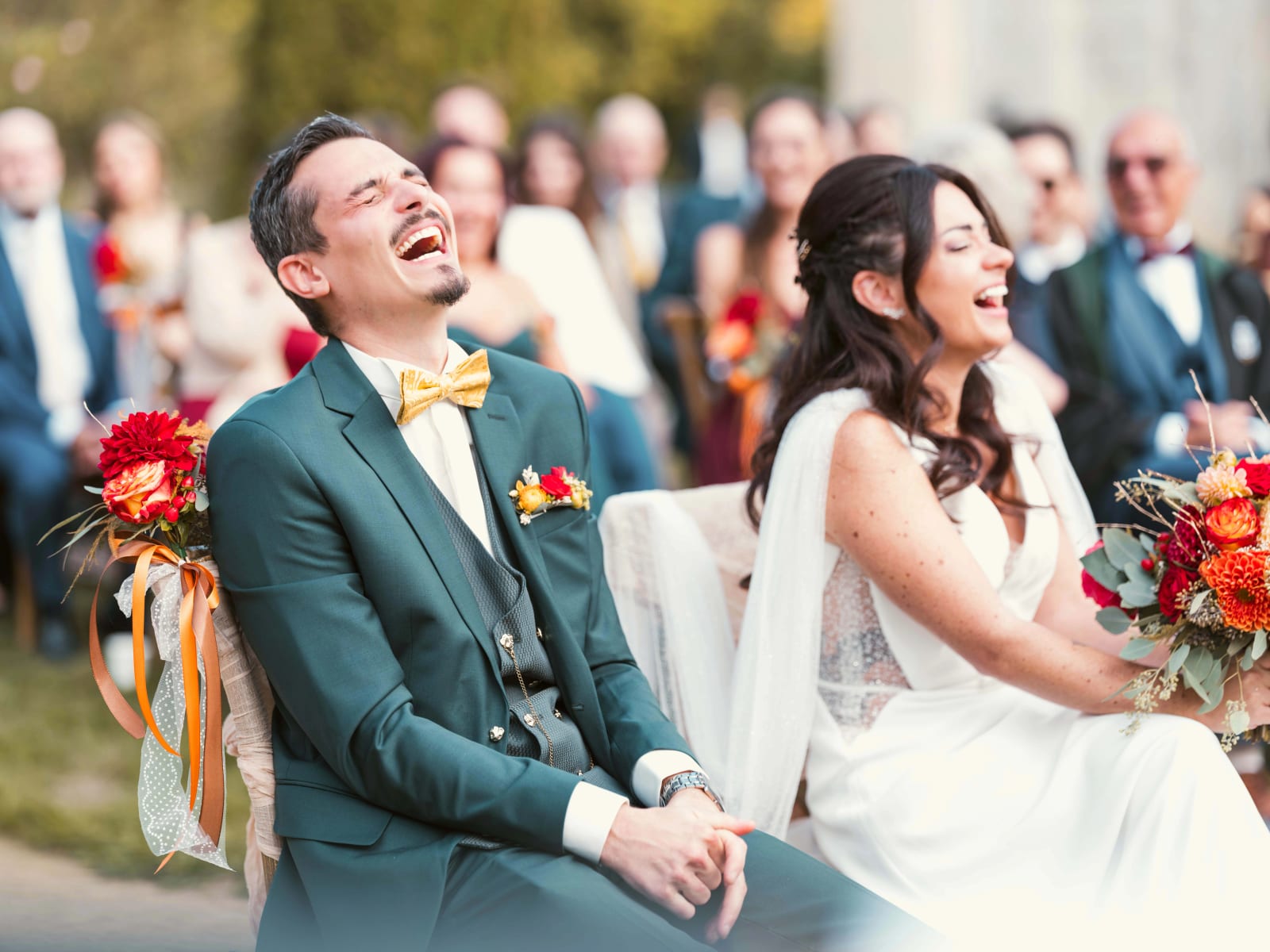 Le marié éclate de rire, tête en arrière, à côté de la mariée hilare pendant la cérémonie, mariage à l'Abbaye de Longpont, par Jean-Baptiste Argyre (Jaysphotography)