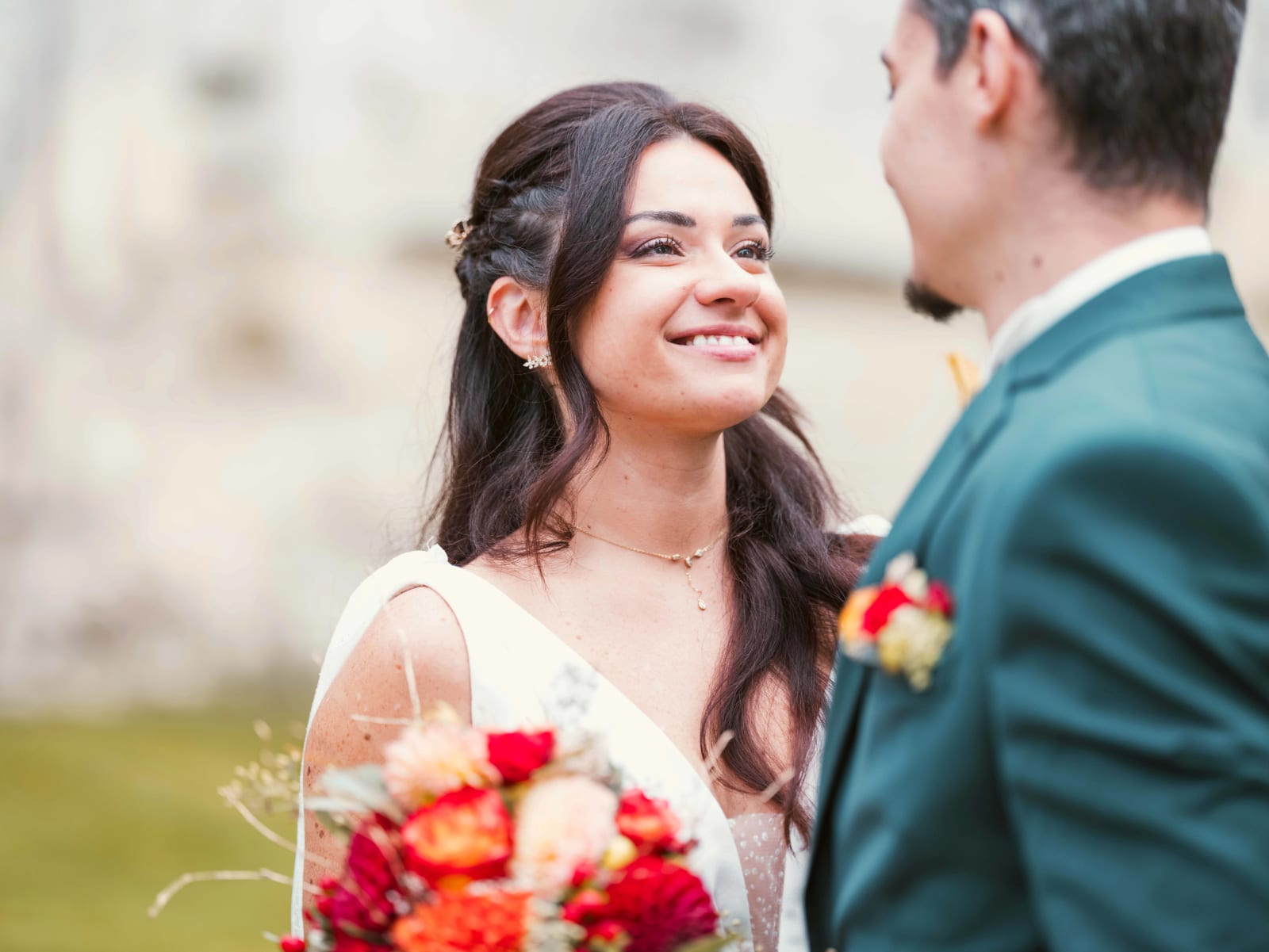 Portrait de la mariée qui sourit au marié, ruines floues en arrière-plan, mariage à l'Abbaye de Longpont, par Jean-Baptiste Argyre (Jaysphotography)