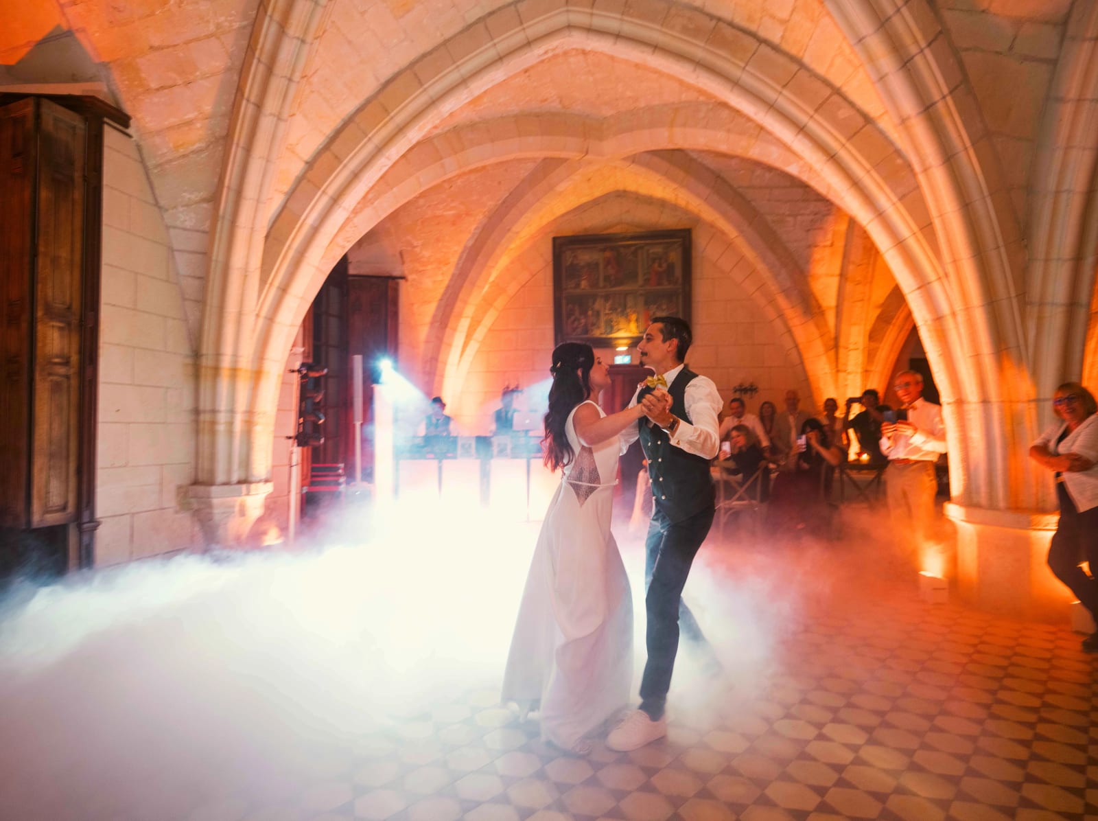 Première danse des mariés dans la fumée blanche sous les voûtes d'ogives, mariage à l'Abbaye de Longpont, par Jean-Baptiste Argyre (Jaysphotography)
