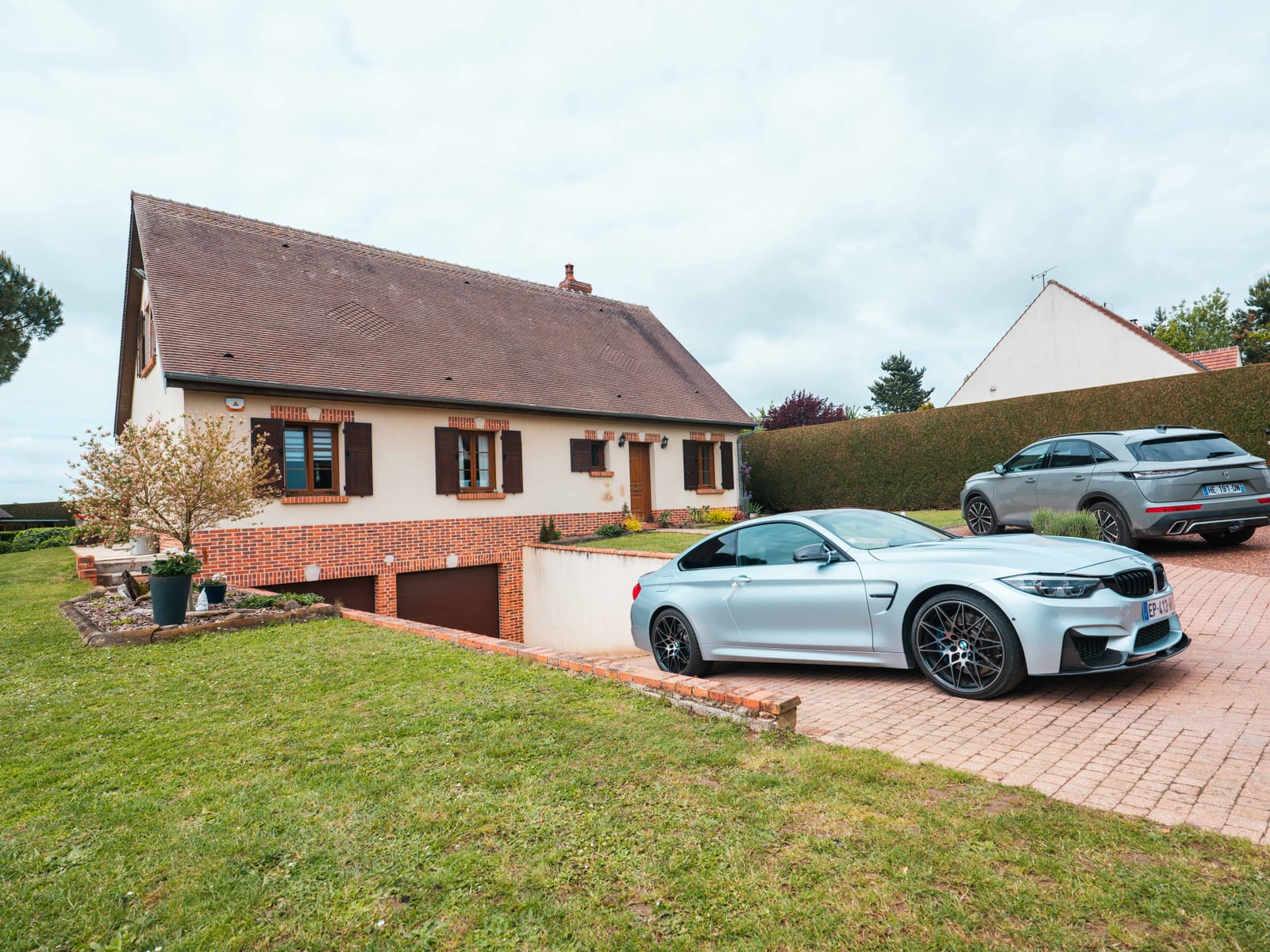 La maison des préparatifs de Paul à Guignecourt le matin du mariage, voiture garée devant la façade en briques, mariage au Château de Moliens, par Jean-Baptiste Argyre (Jaysphotography)