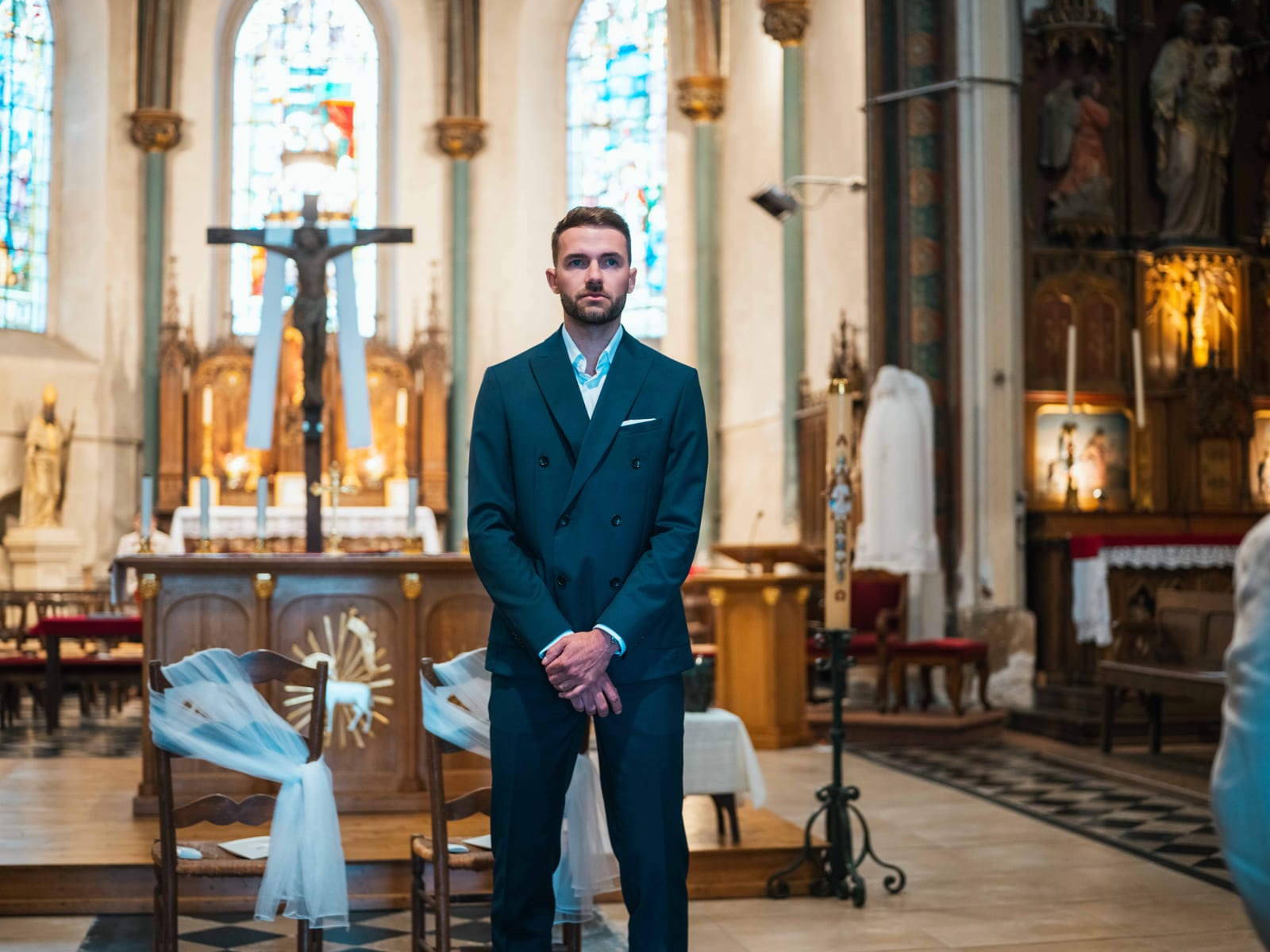 Paul recueilli devant l'autel orné de l'église de Crèvecœur-le-Grand avant la cérémonie religieuse, mariage au Château de Moliens, par Jean-Baptiste Argyre (Jaysphotography)