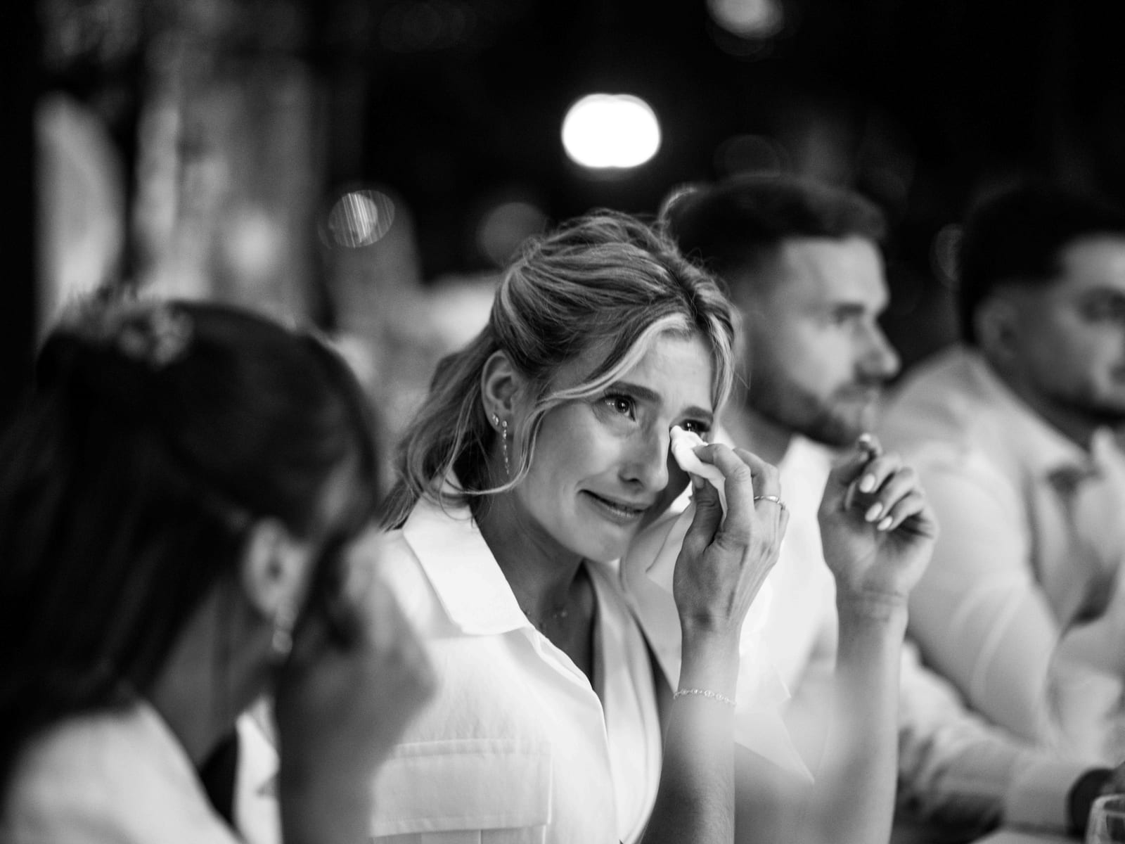 Une invitée émue essuie une larme pendant la cérémonie du mariage de Mathilde et Paul, portrait en noir et blanc, mariage au Château de Moliens, par Jean-Baptiste Argyre (Jaysphotography)