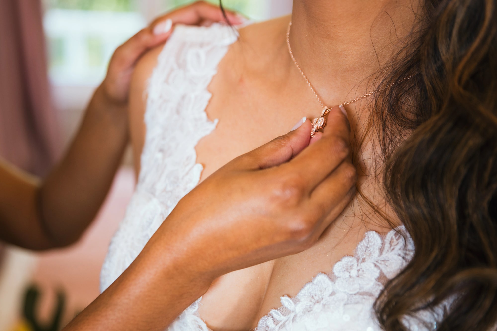 Détail du collier et de la dentelle de la robe de la mariée, mariage au La Ferme de la Biza, par Jean-Baptiste Argyre (Jaysphotography)