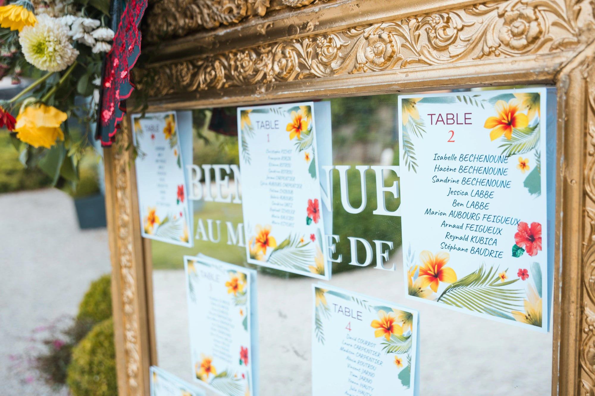 Plan de table tropical dans son cadre doré aux hibiscus, mariage au La Ferme de la Biza, par Jean-Baptiste Argyre (Jaysphotography)