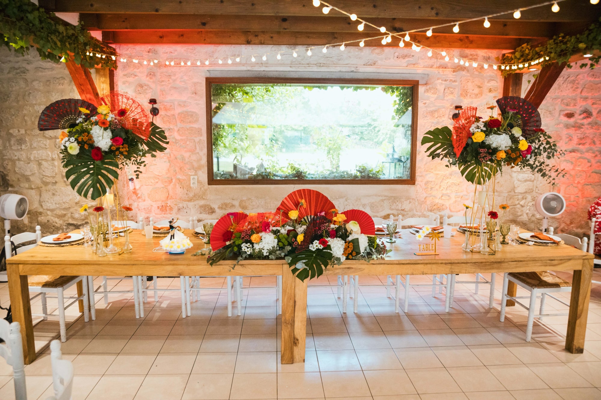 La salle de réception de la Ferme de la Biza aux couleurs exotiques, mariage au La Ferme de la Biza, par Jean-Baptiste Argyre (Jaysphotography)