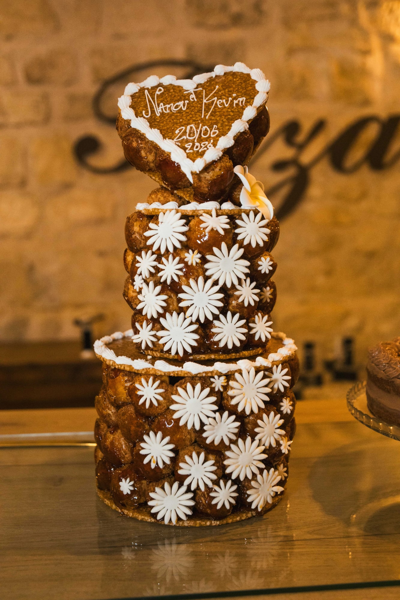 Croquembouche couronné de marguerites et cœur Vive les mariés, mariage au La Ferme de la Biza, par Jean-Baptiste Argyre (Jaysphotography)