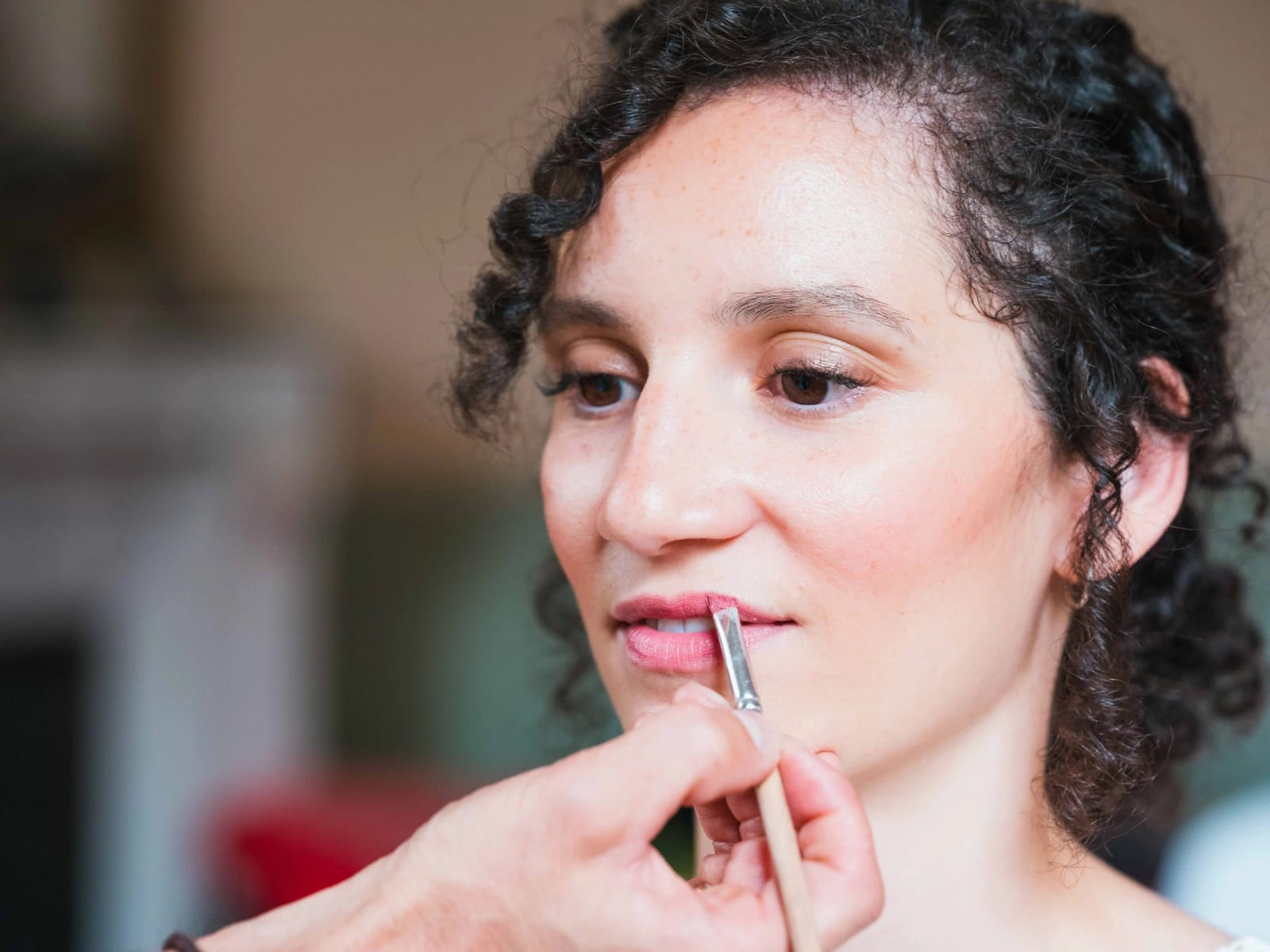 Maquillage de la mariée, rouge à lèvres appliqué au pinceau, cheveux bouclés bruns, mariage au Château de Reilly, par Jean-Baptiste Argyre (Jaysphotography)