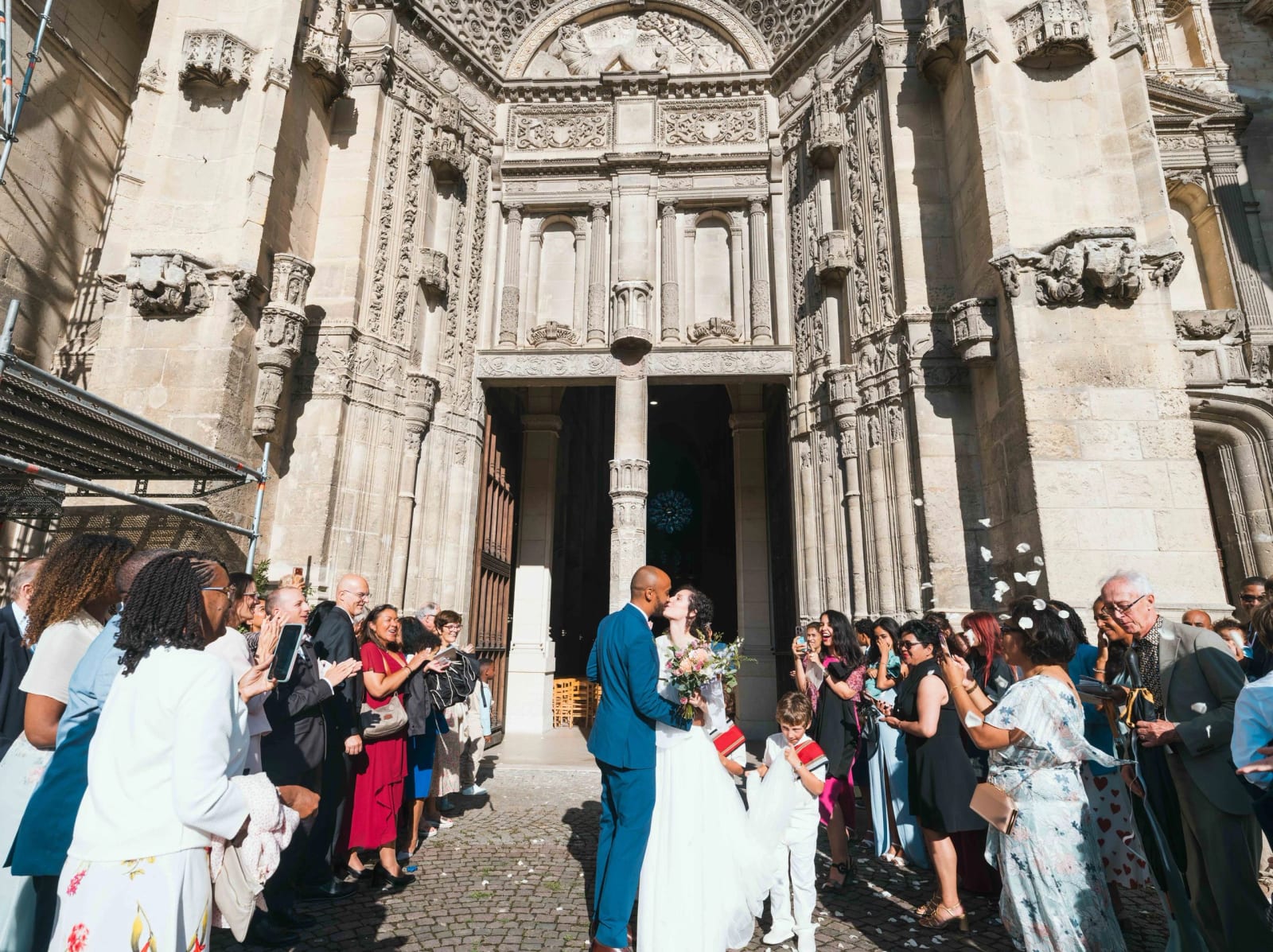 Sortie de la collégiale Saint-Gervais-Saint-Protais de Gisors sous une pluie de pétales, façade Renaissance sculptée, mariage au Château de Reilly, par Jean-Baptiste Argyre (Jaysphotography)