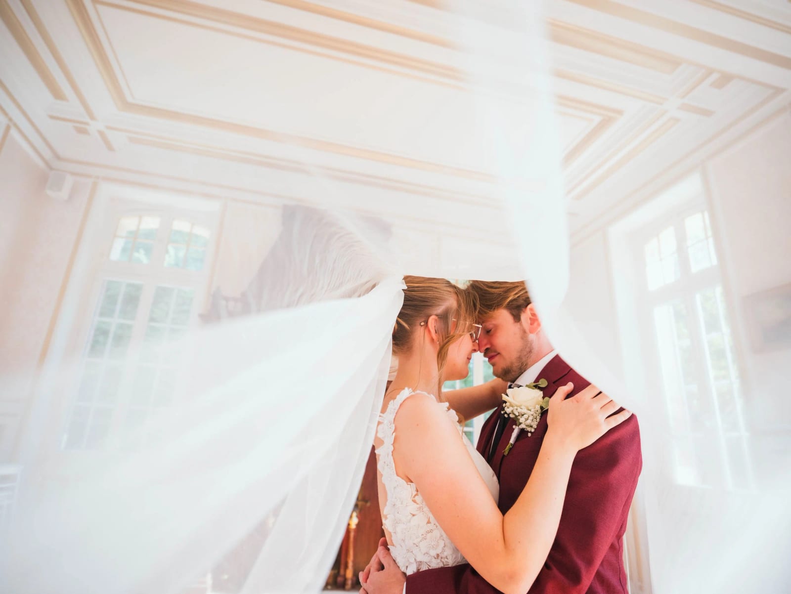 Le voile de la mariée se soulève et recouvre le couple front contre front, photos de couple au Château de Moliens, mariage au Château de Moliens, par Jean-Baptiste Argyre (Jaysphotography)